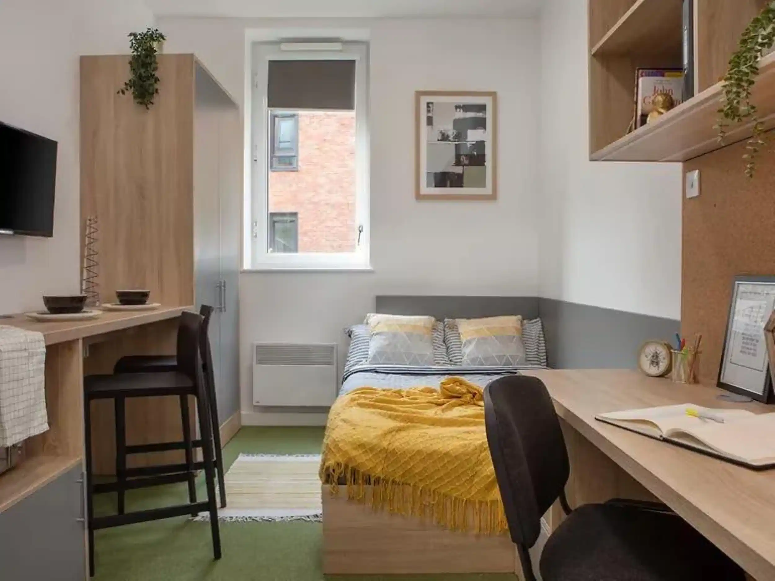 Exterior?w=400&h=260&fit=crop&q=40&auto=format&trim=auto