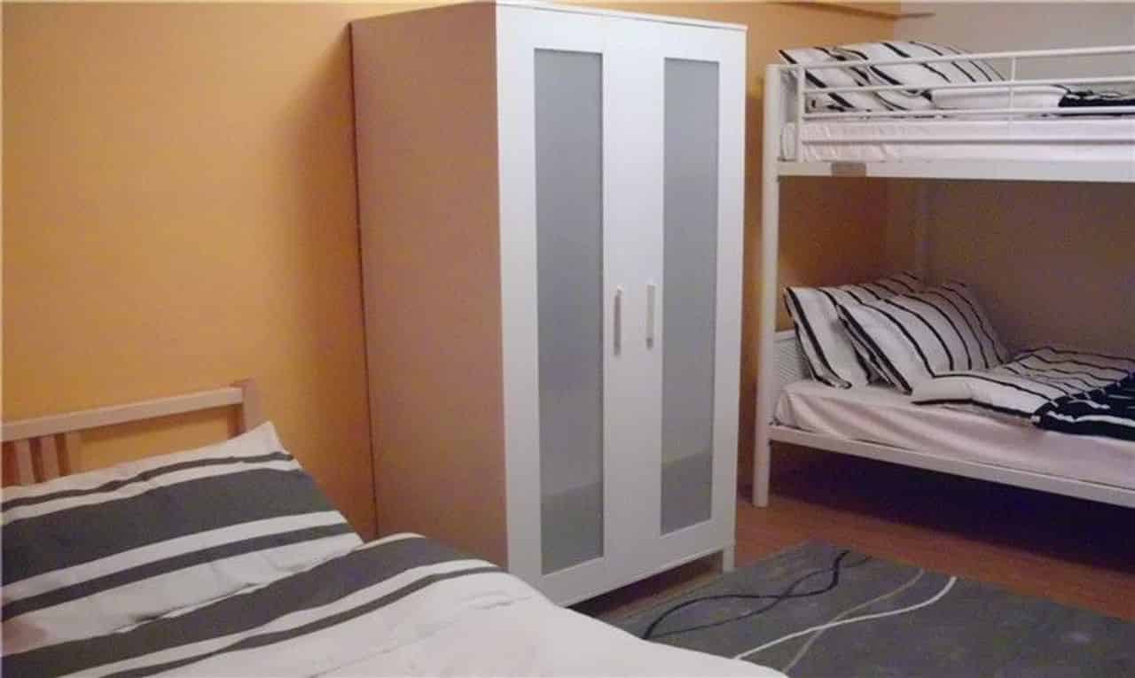 Bathroom?w=400&h=260&fit=crop&q=40&auto=format&trim=auto