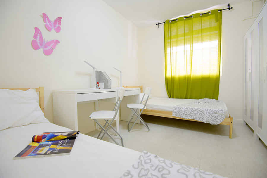 Bathroom?w=400&h=260&fit=crop&q=40&auto=format&trim=auto