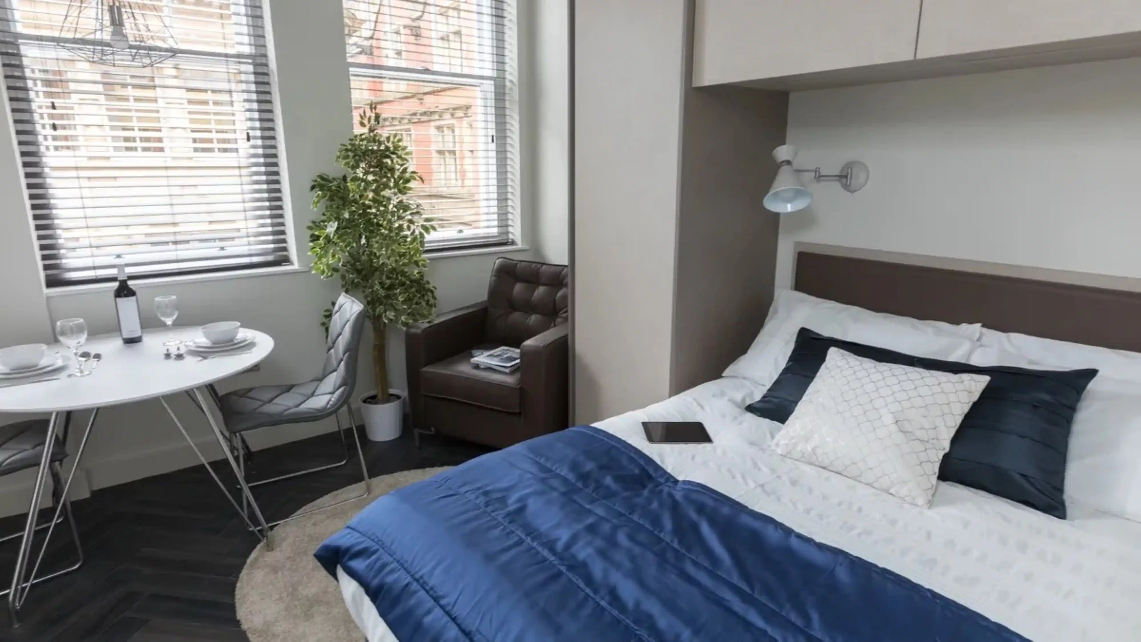 Exterior?w=400&h=260&fit=crop&q=40&auto=format&trim=auto