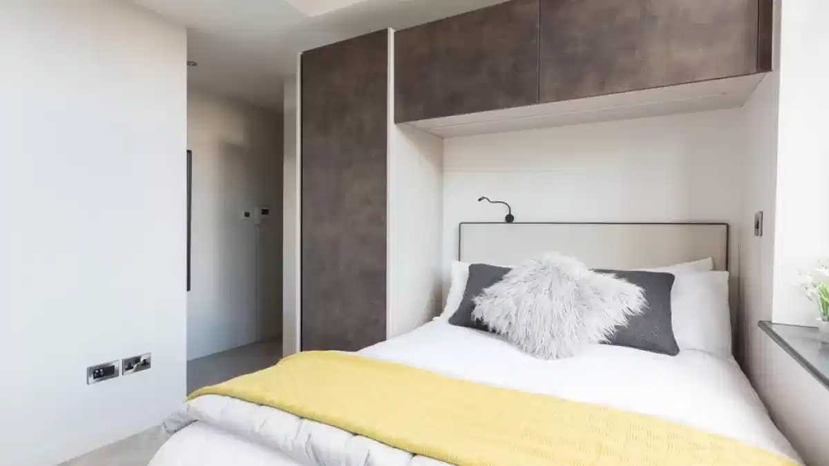 Bedroom?w=400&h=260&fit=crop&q=40&auto=format&trim=auto