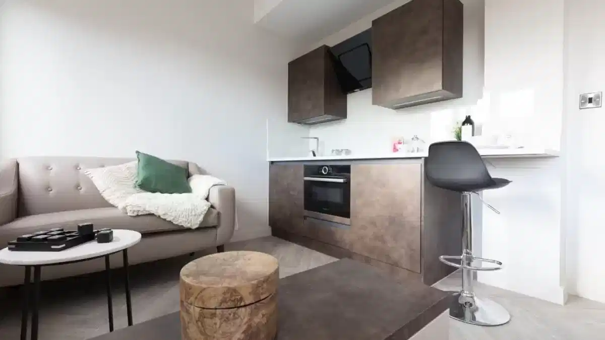 Bedroom?w=400&h=260&fit=crop&q=40&auto=format&trim=auto