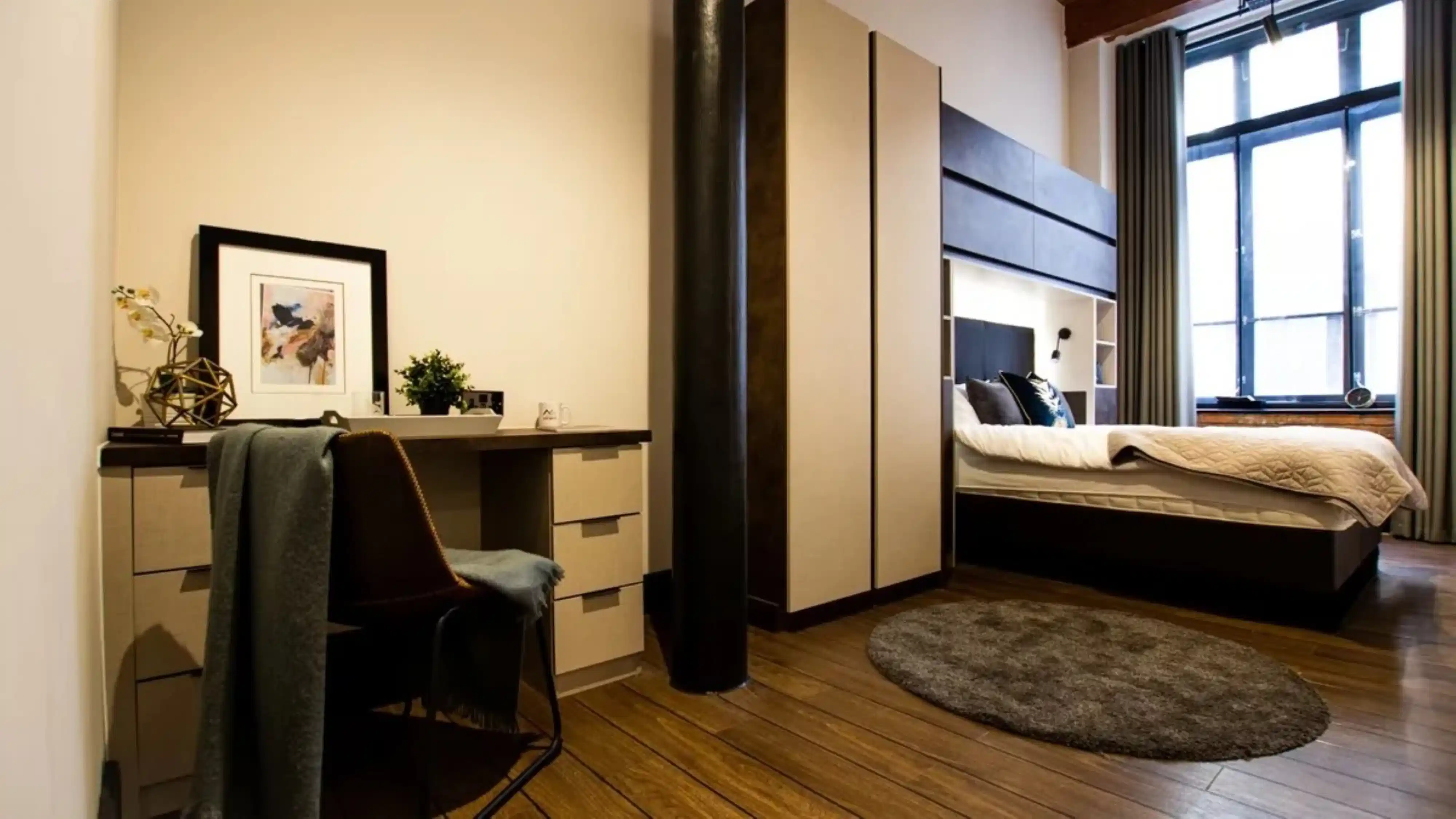 Exterior?w=400&h=260&fit=crop&q=40&auto=format&trim=auto