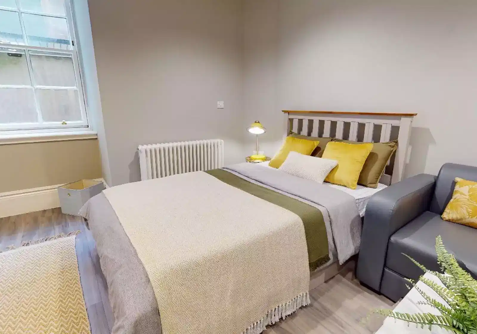 Exterior?w=400&h=260&fit=crop&q=40&auto=format&trim=auto