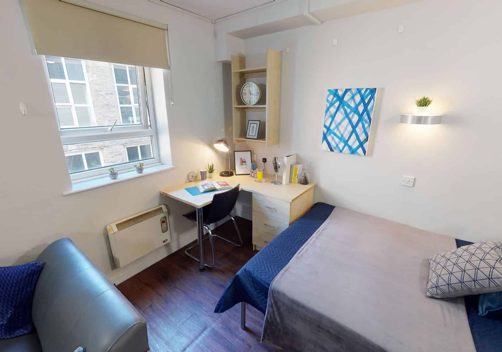 Exterior?w=400&h=260&fit=crop&q=40&auto=format&trim=auto