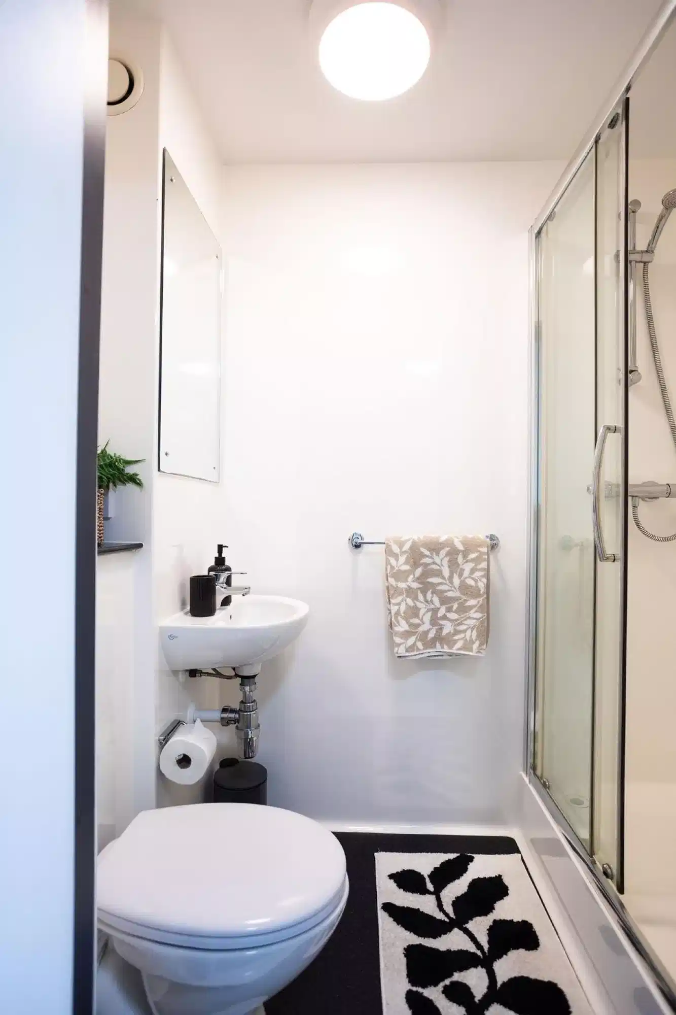 Amenities?w=400&h=260&fit=crop&q=40&auto=format&trim=auto