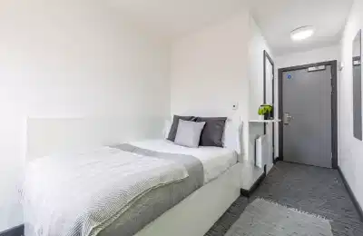 Amenities?w=400&h=260&fit=crop&q=40&auto=format&trim=auto