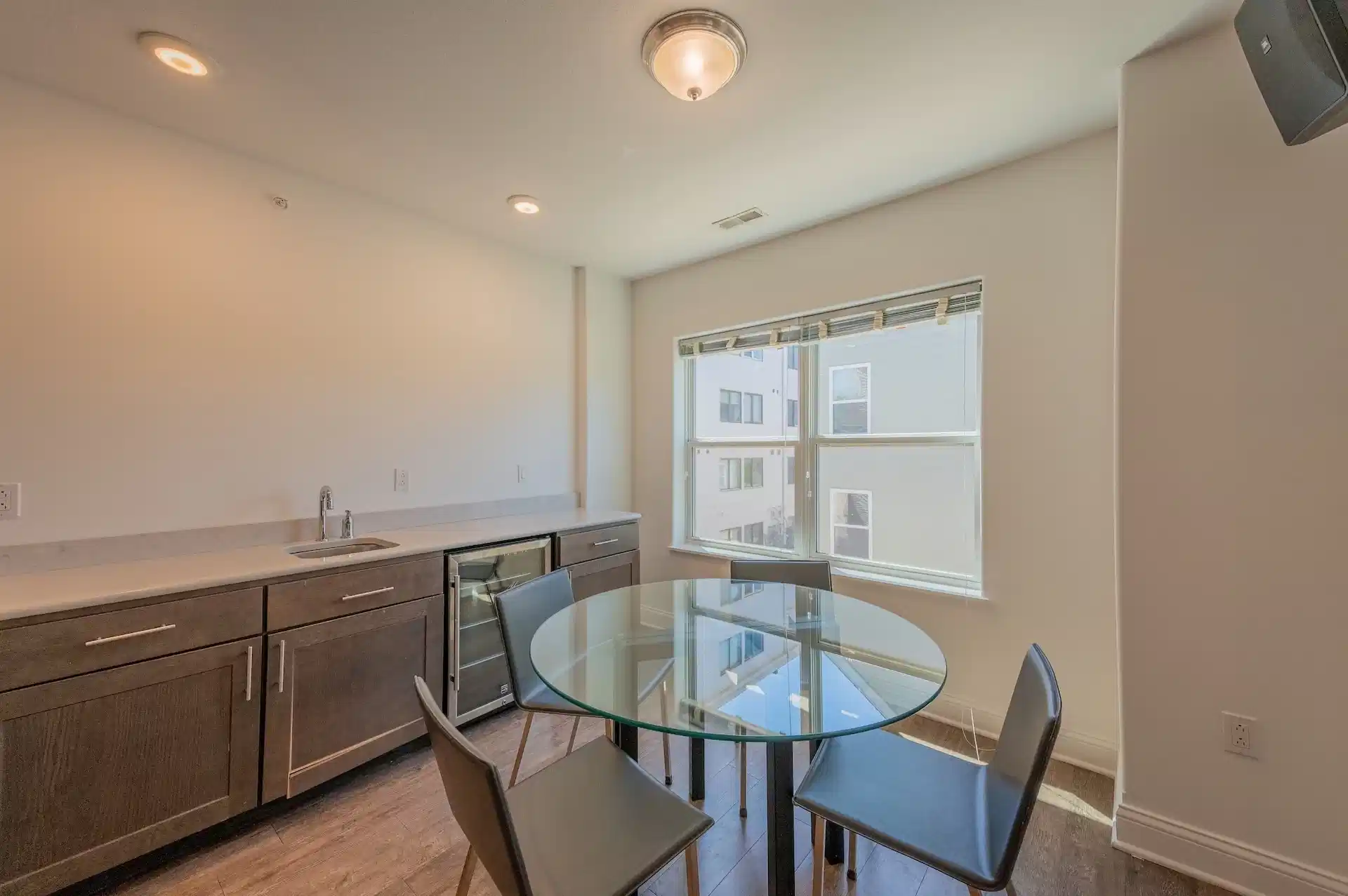 Exterior?w=400&h=260&fit=crop&q=40&auto=format&trim=auto