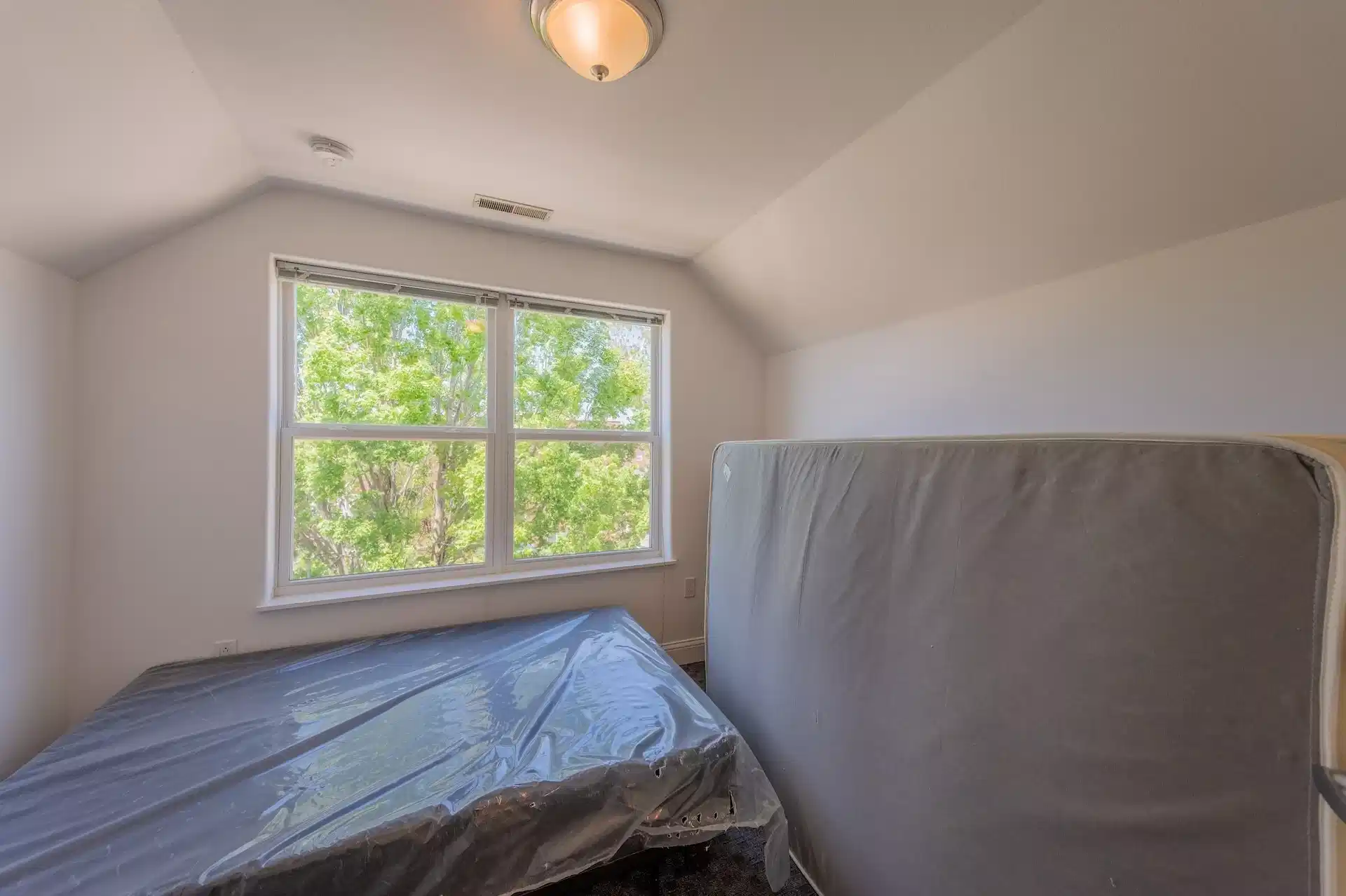 Exterior?w=400&h=260&fit=crop&q=40&auto=format&trim=auto