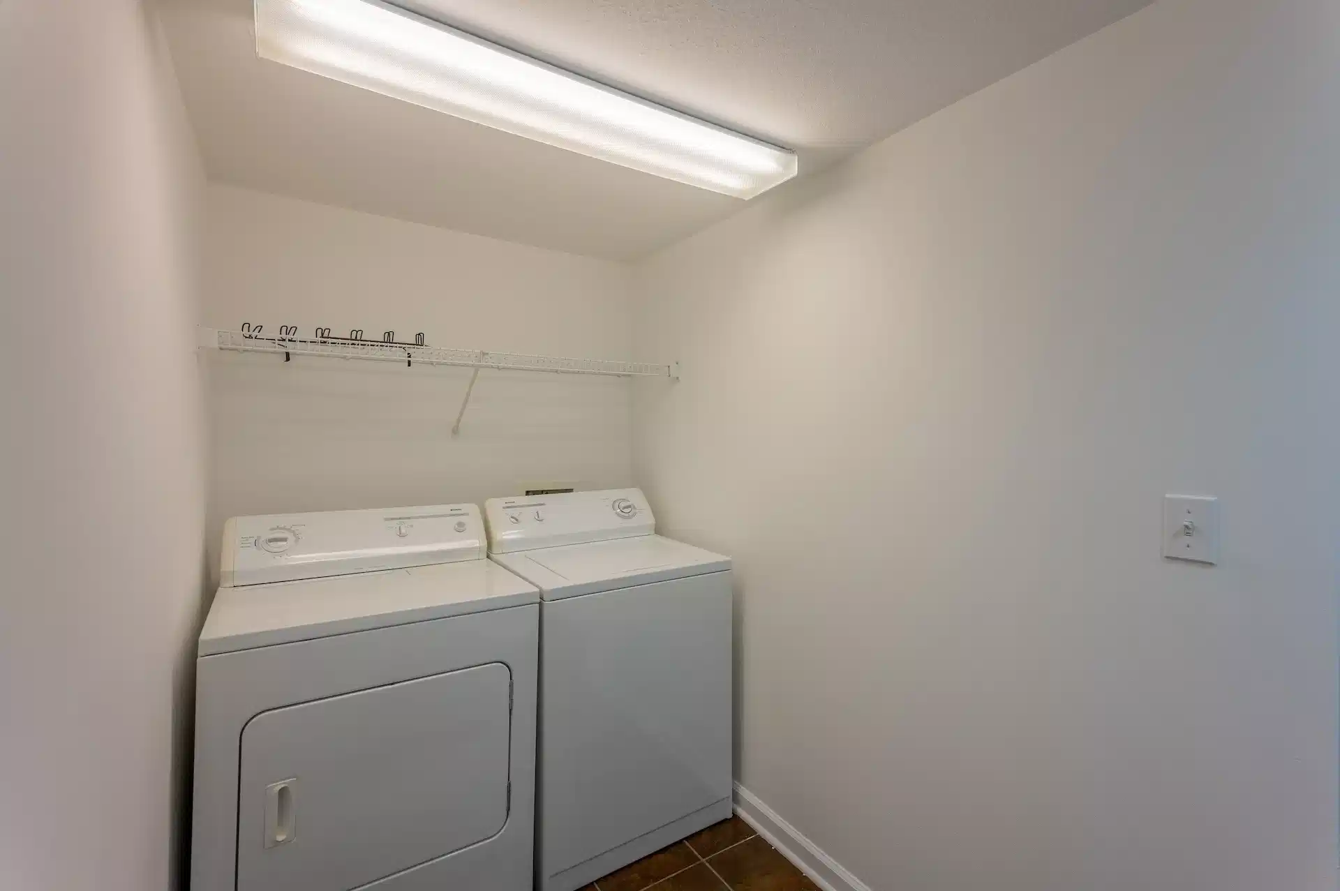 Exterior?w=400&h=260&fit=crop&q=40&auto=format&trim=auto