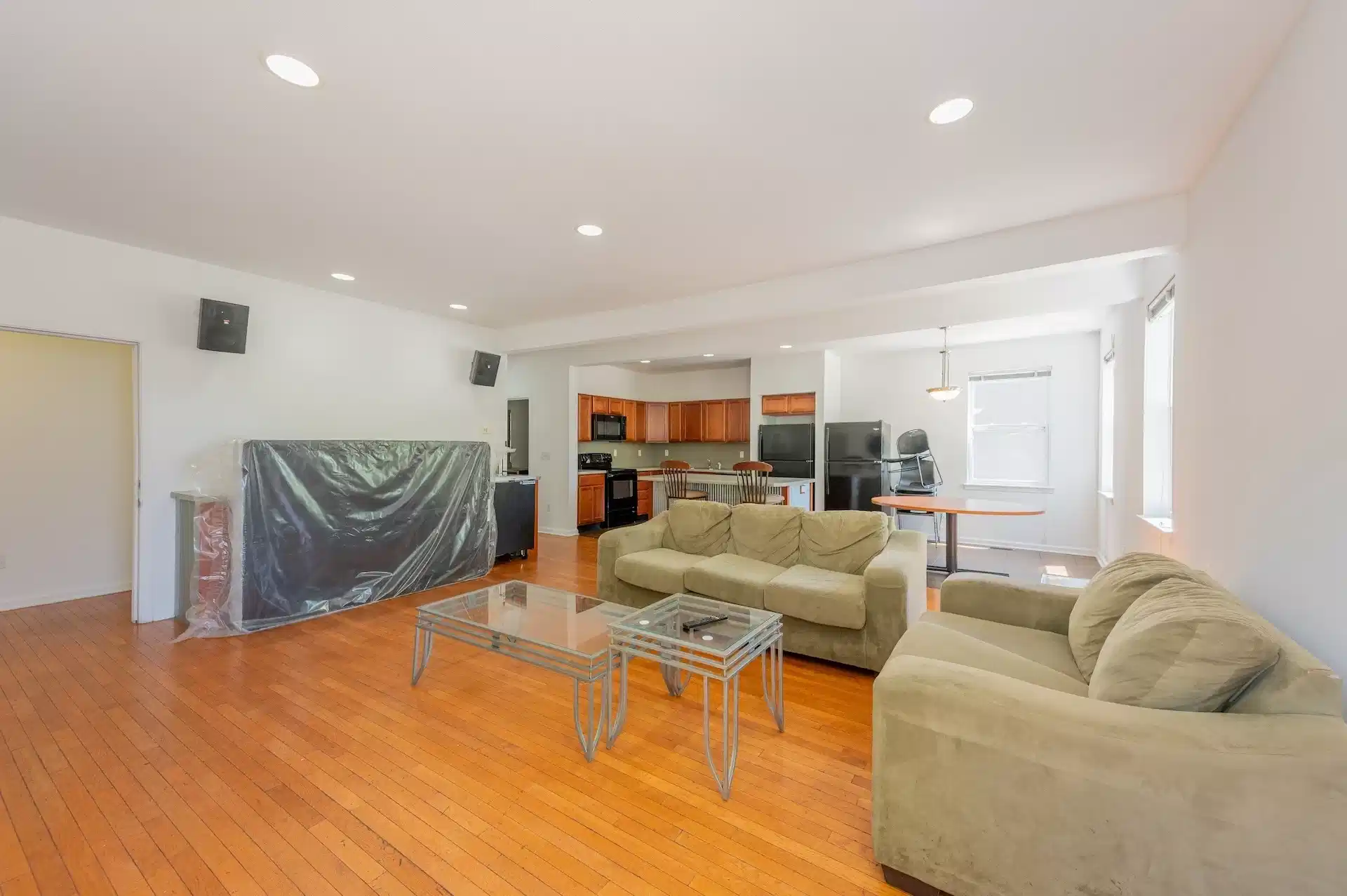 Common Area?w=400&h=260&fit=crop&q=40&auto=format&trim=auto