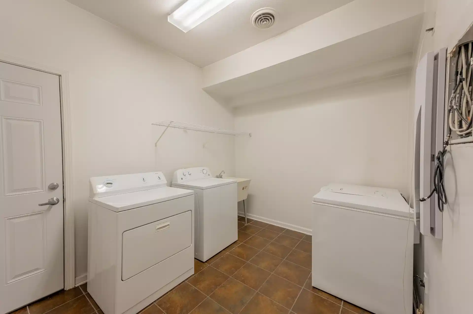 Common Area?w=400&h=260&fit=crop&q=40&auto=format&trim=auto