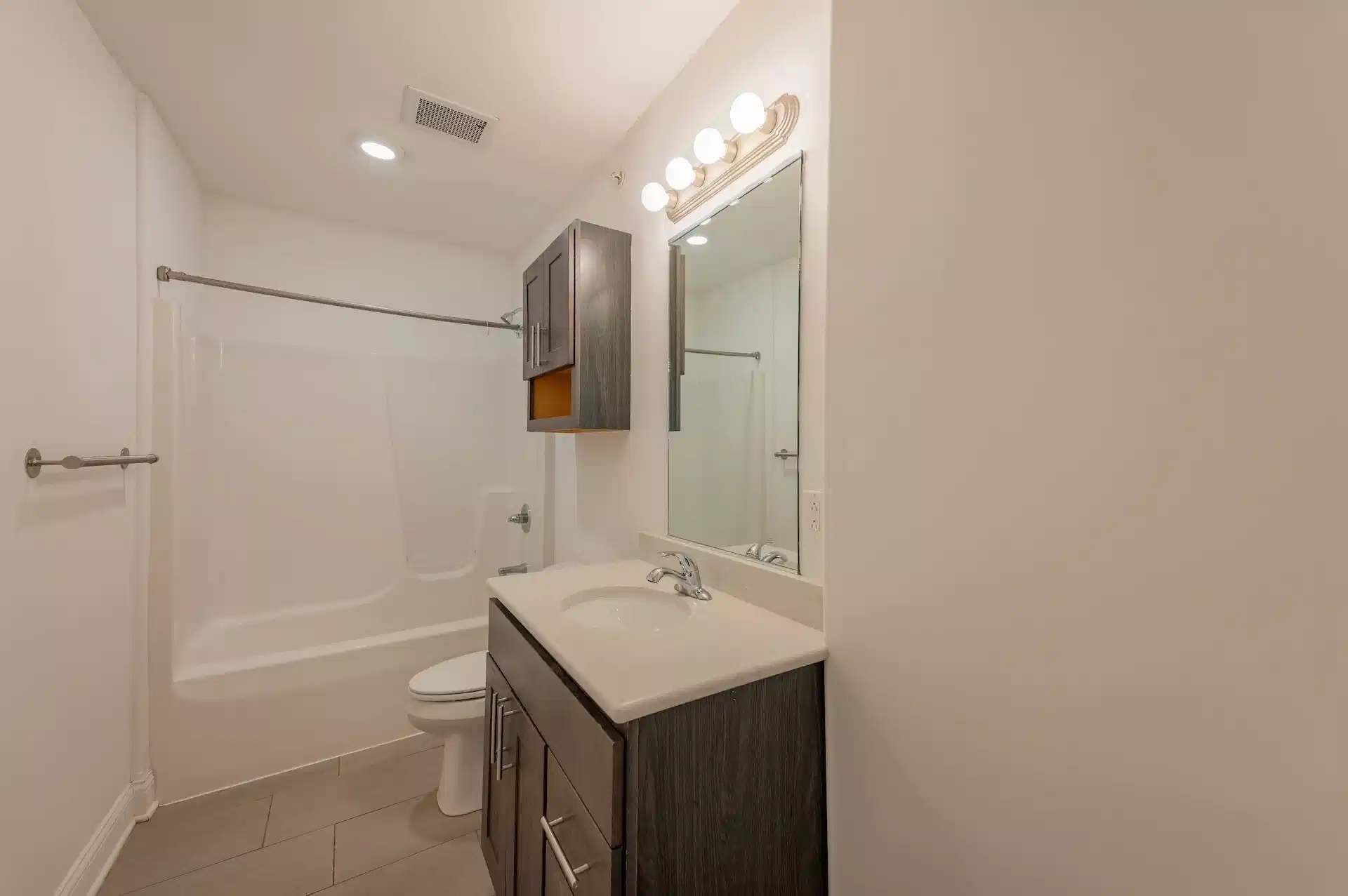 Common Area?w=400&h=260&fit=crop&q=40&auto=format&trim=auto