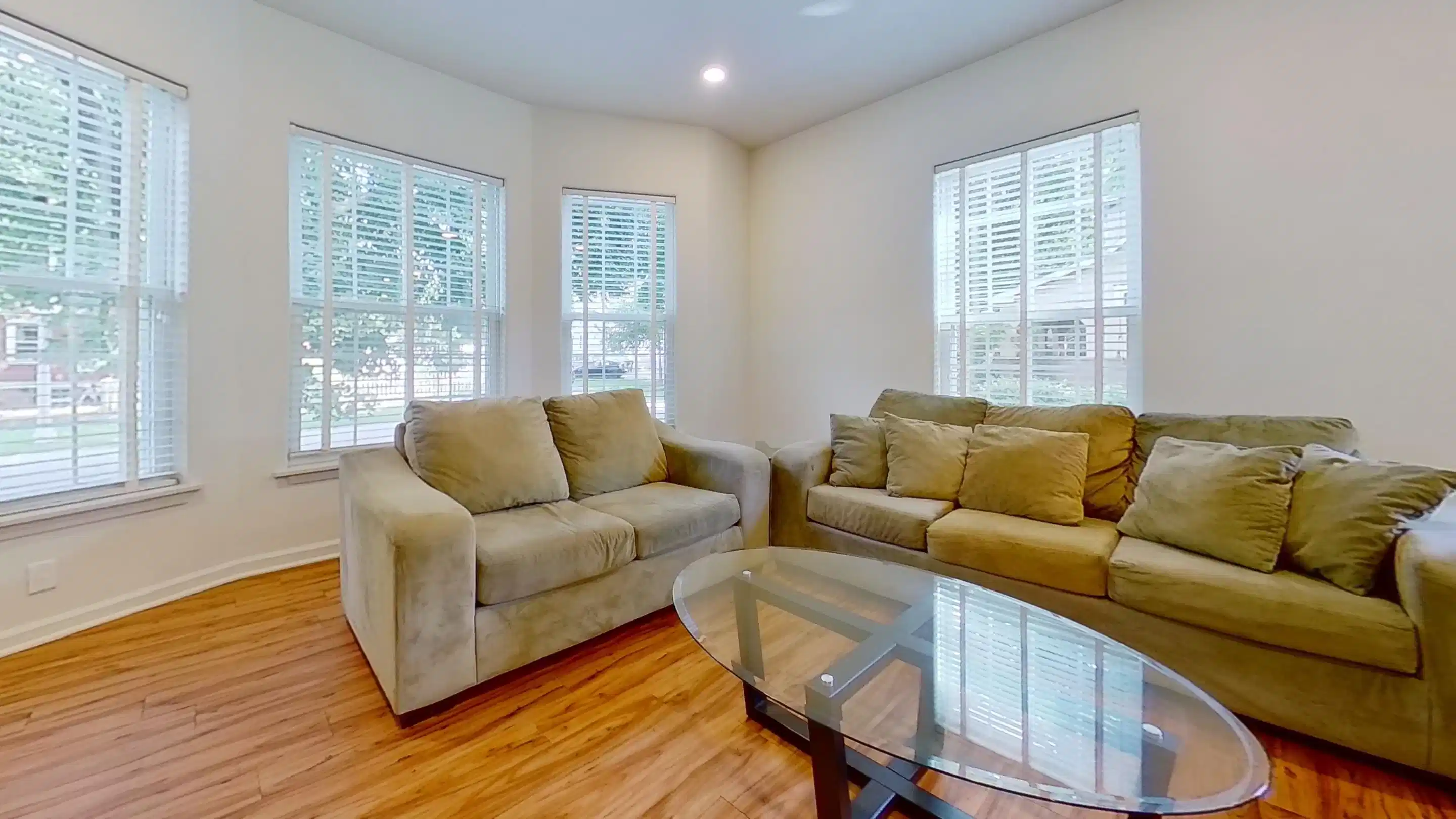 Common Area?w=400&h=260&fit=crop&q=40&auto=format&trim=auto