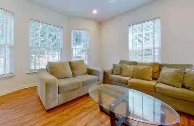 Common Area?w=400&h=260&fit=crop&q=40&auto=format&trim=auto