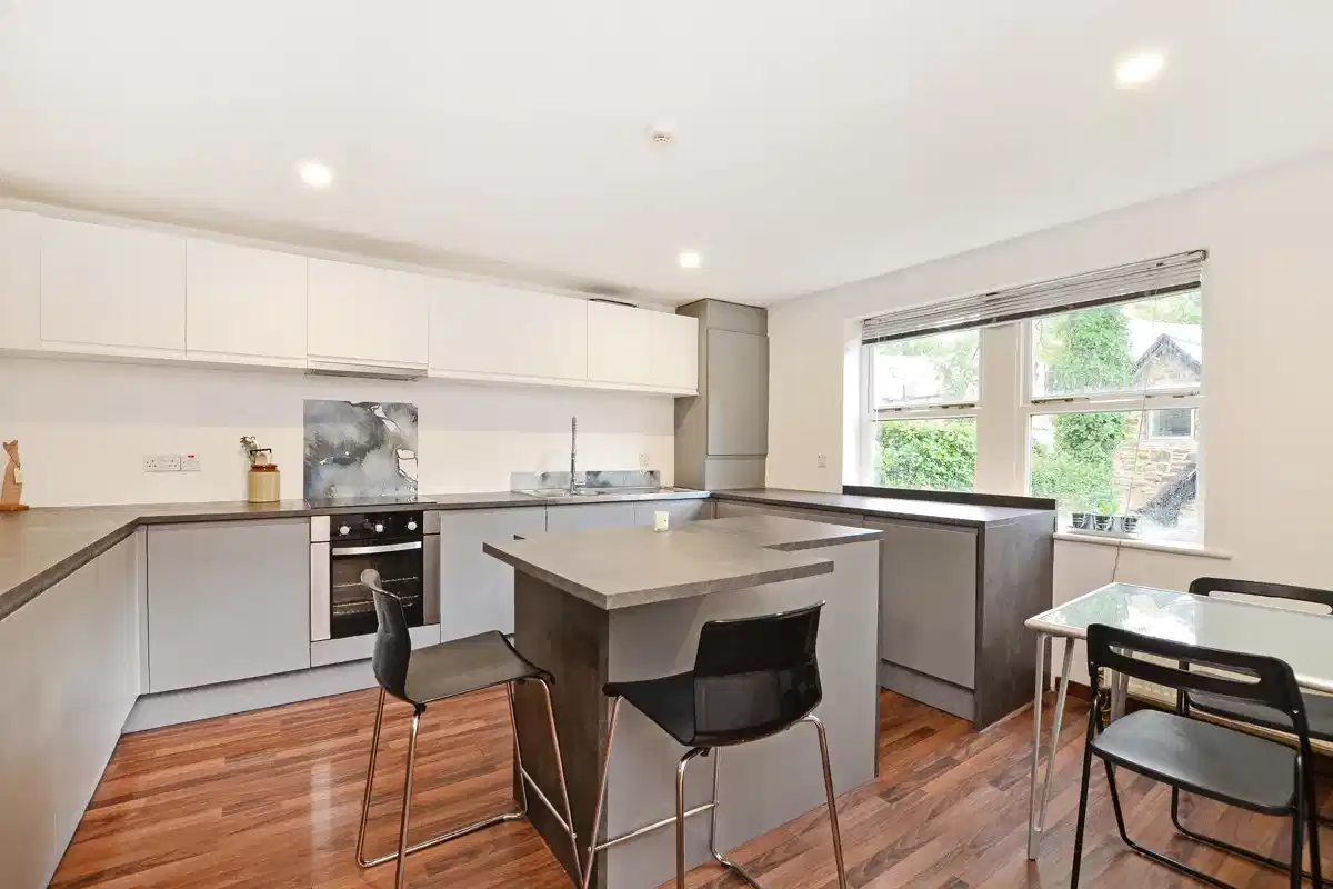 Amenities?w=400&h=260&fit=crop&q=40&auto=format&trim=auto