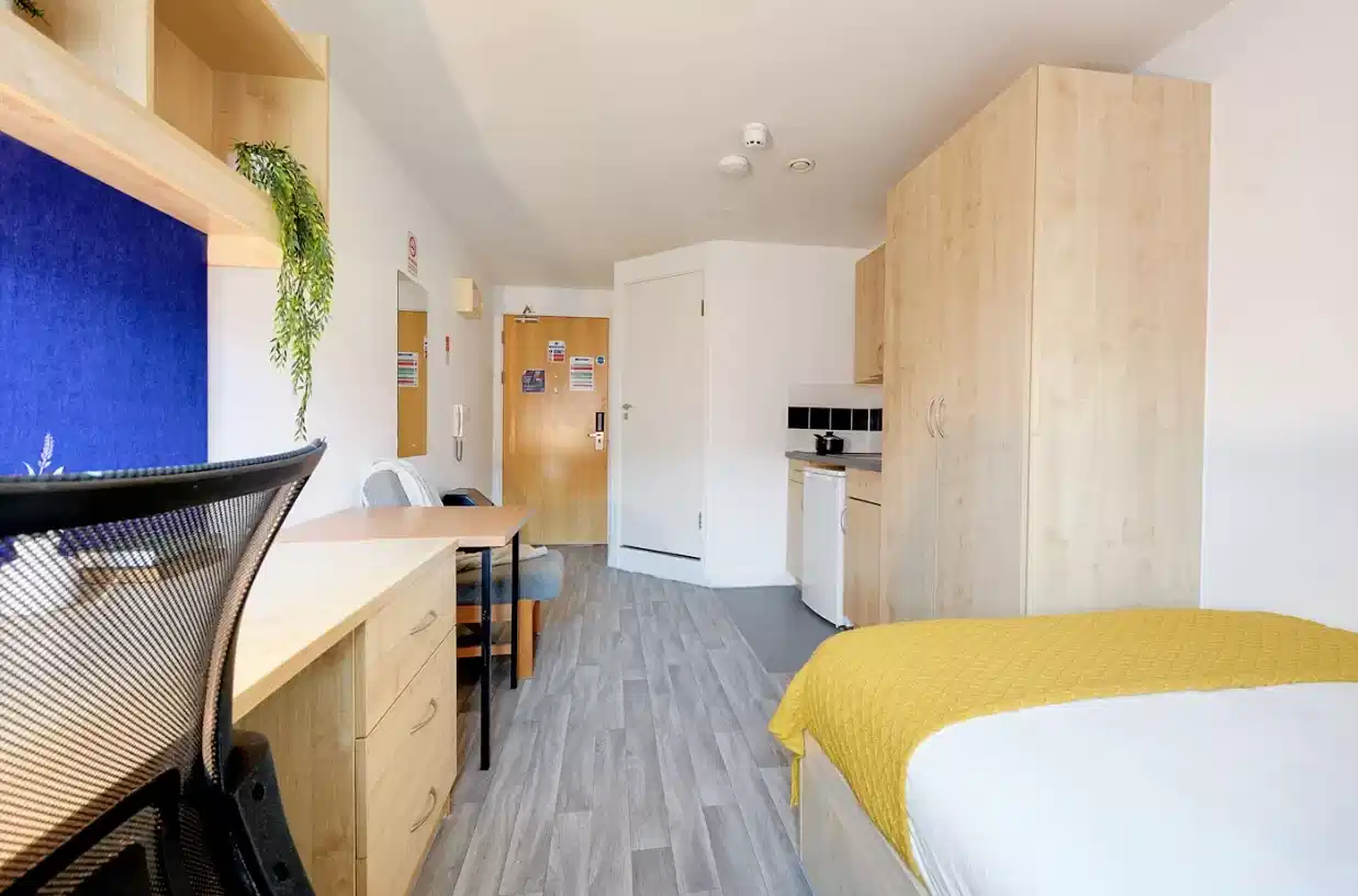 Common Area?w=400&h=260&fit=crop&q=40&auto=format&trim=auto