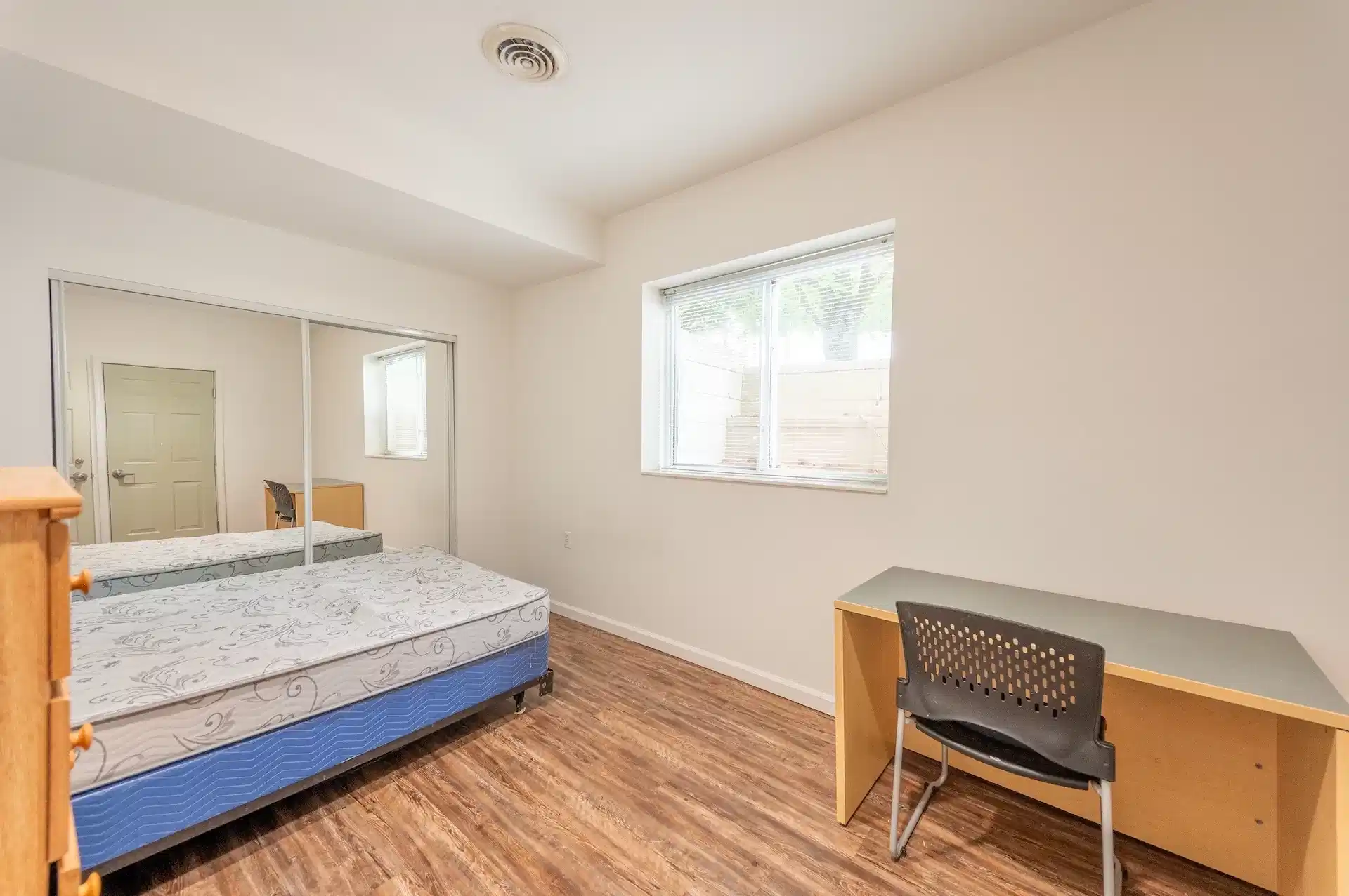 7 Bedrooms 4 Bathrooms - Common Area?w=400&h=260&fit=crop&q=40&auto=format&trim=auto