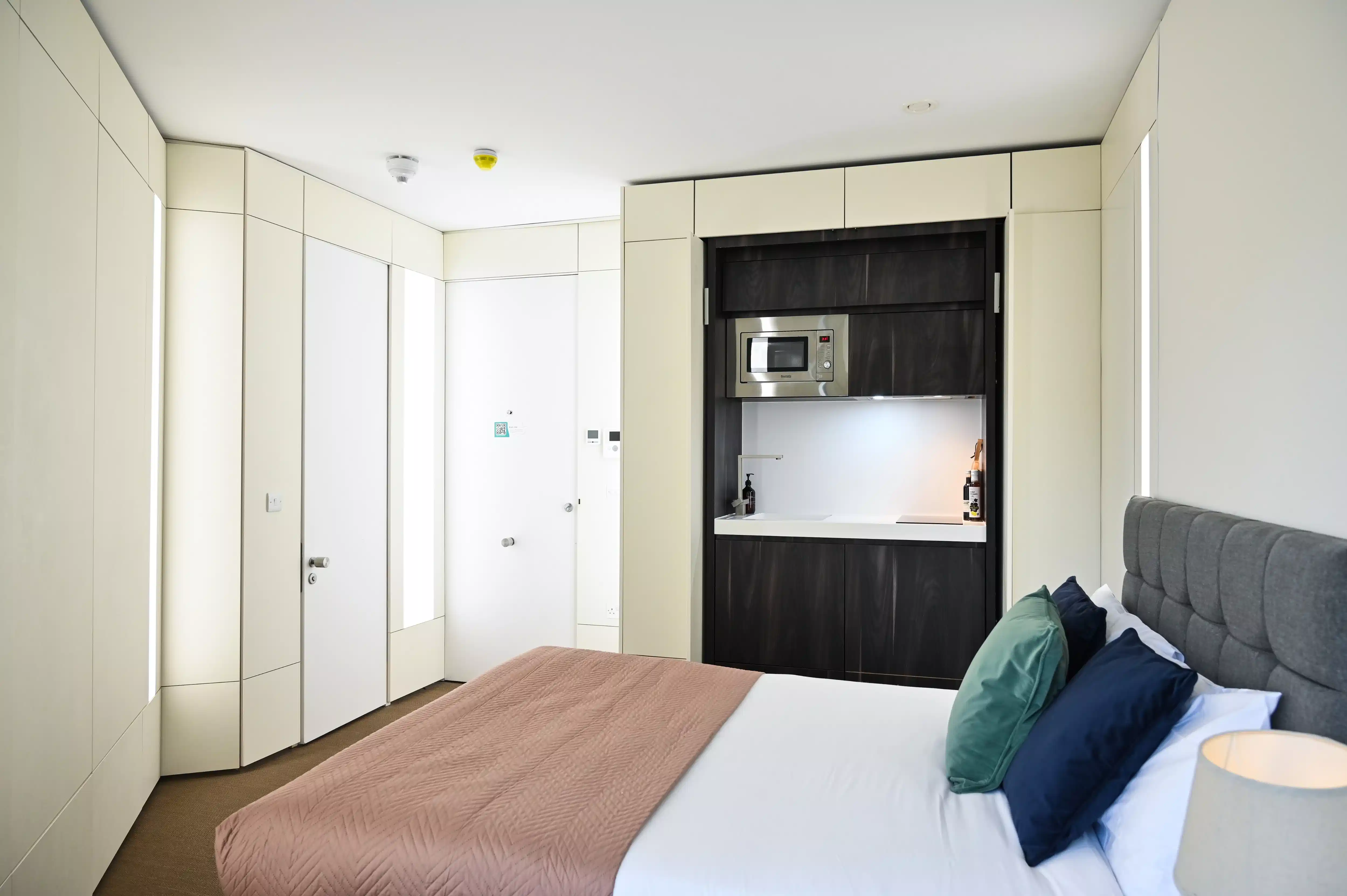 Exterior?w=400&h=260&fit=crop&q=40&auto=format&trim=auto