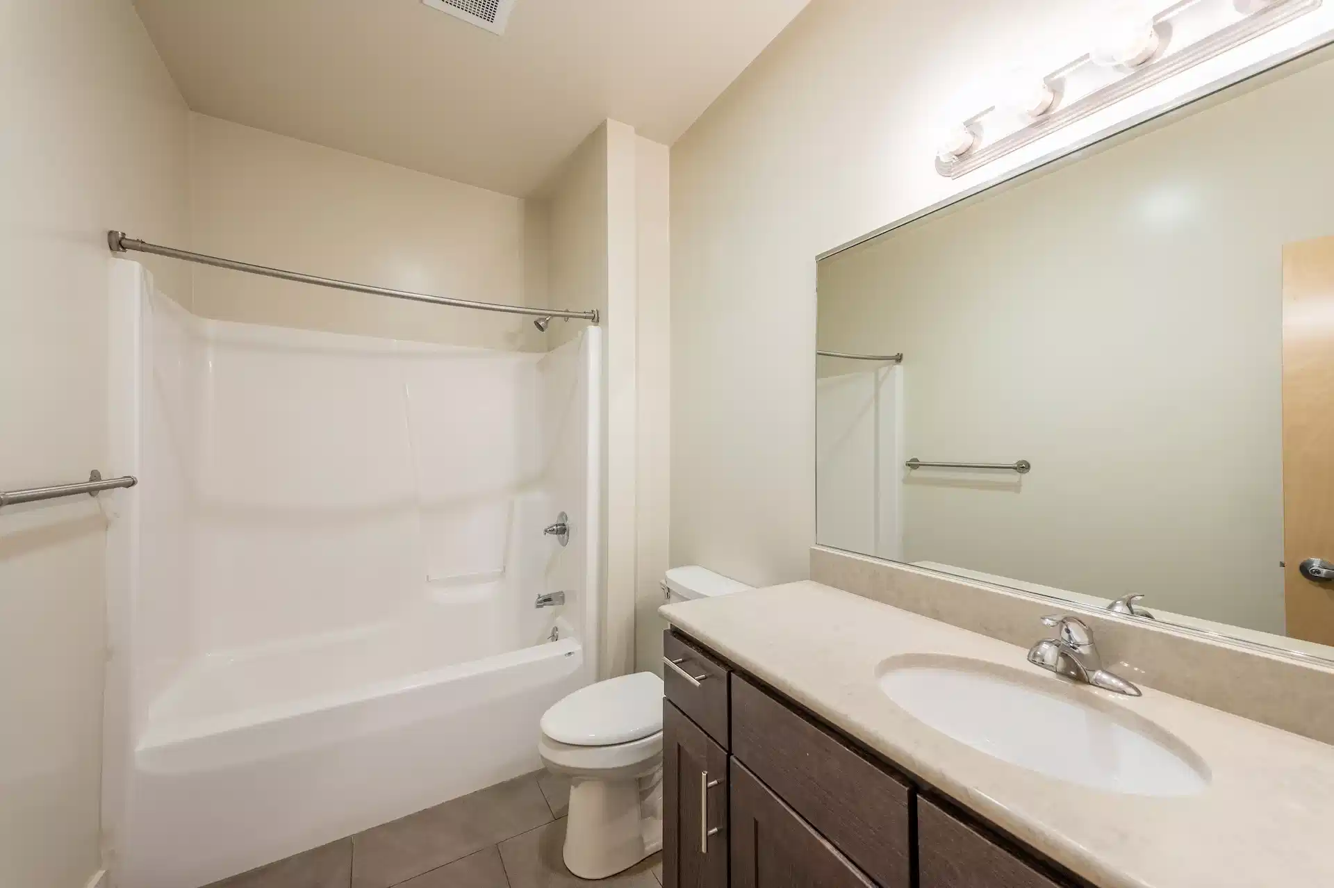 Exterior?w=400&h=260&fit=crop&q=40&auto=format&trim=auto