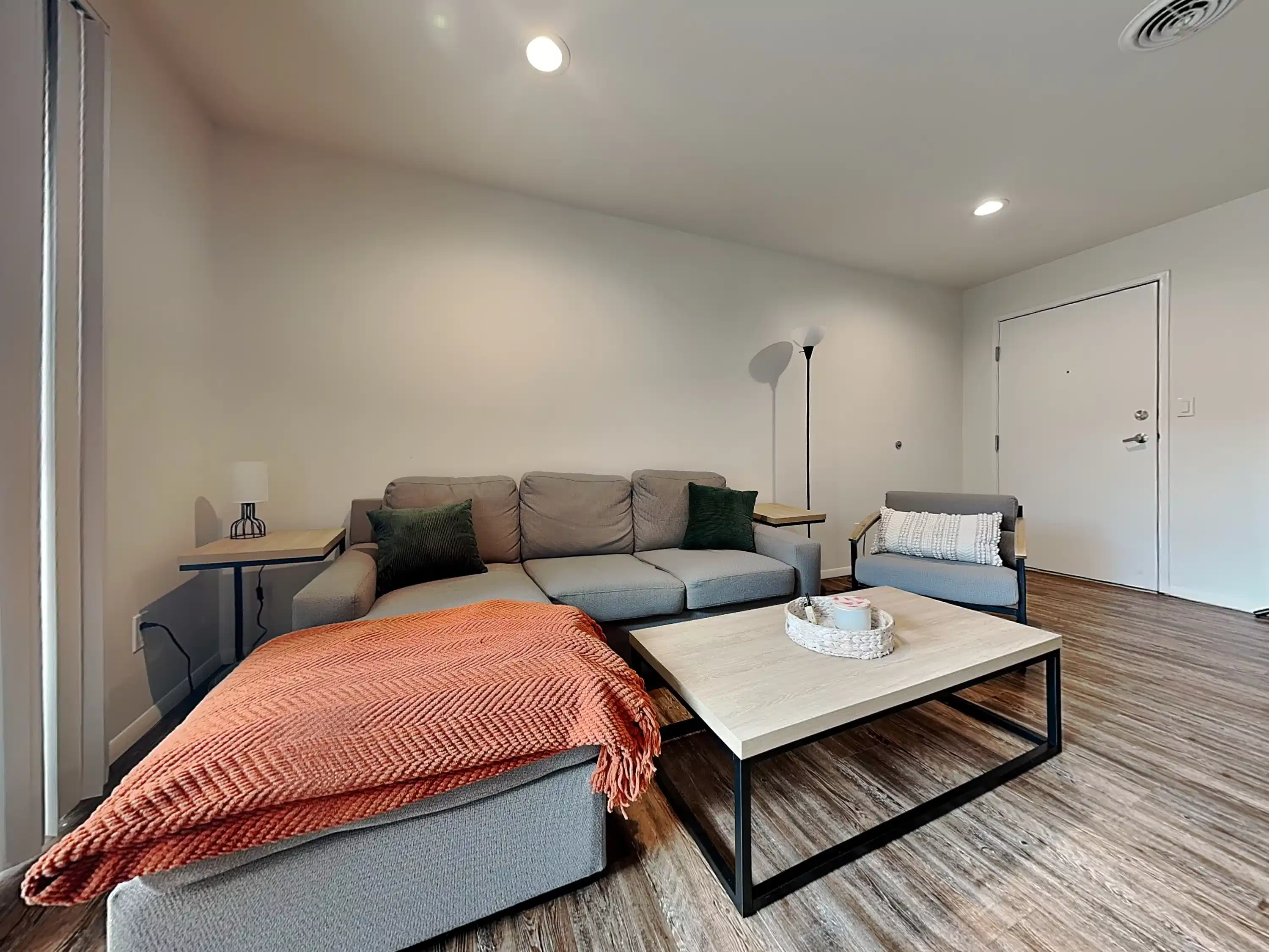 Common Area?w=400&h=260&fit=crop&q=40&auto=format&trim=auto