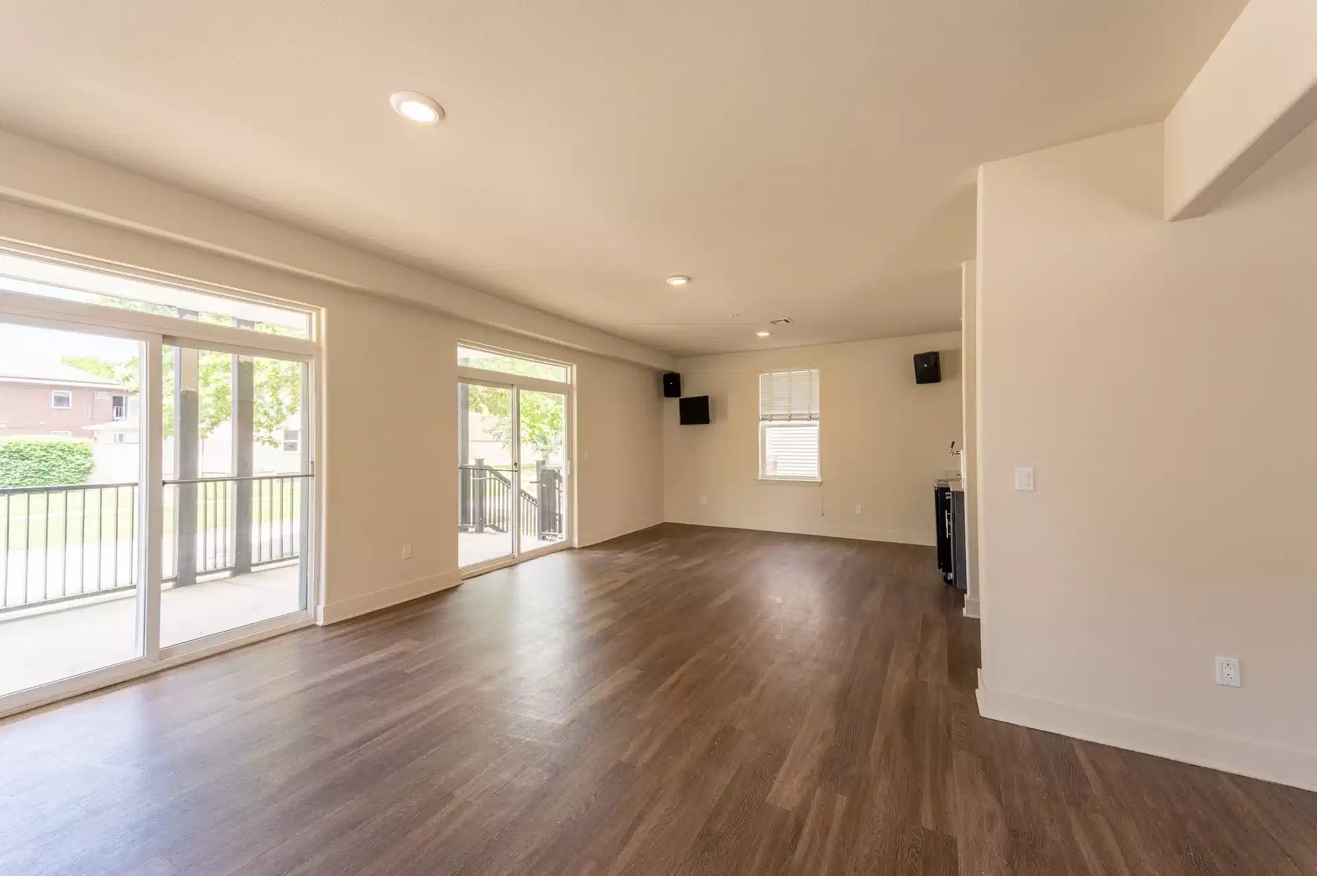 Exterior?w=400&h=260&fit=crop&q=40&auto=format&trim=auto