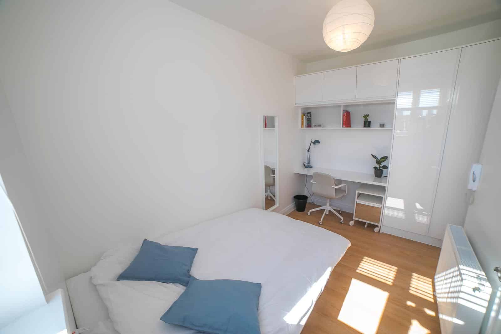 Bedroom?w=400&h=260&fit=crop&q=40&auto=format&trim=auto