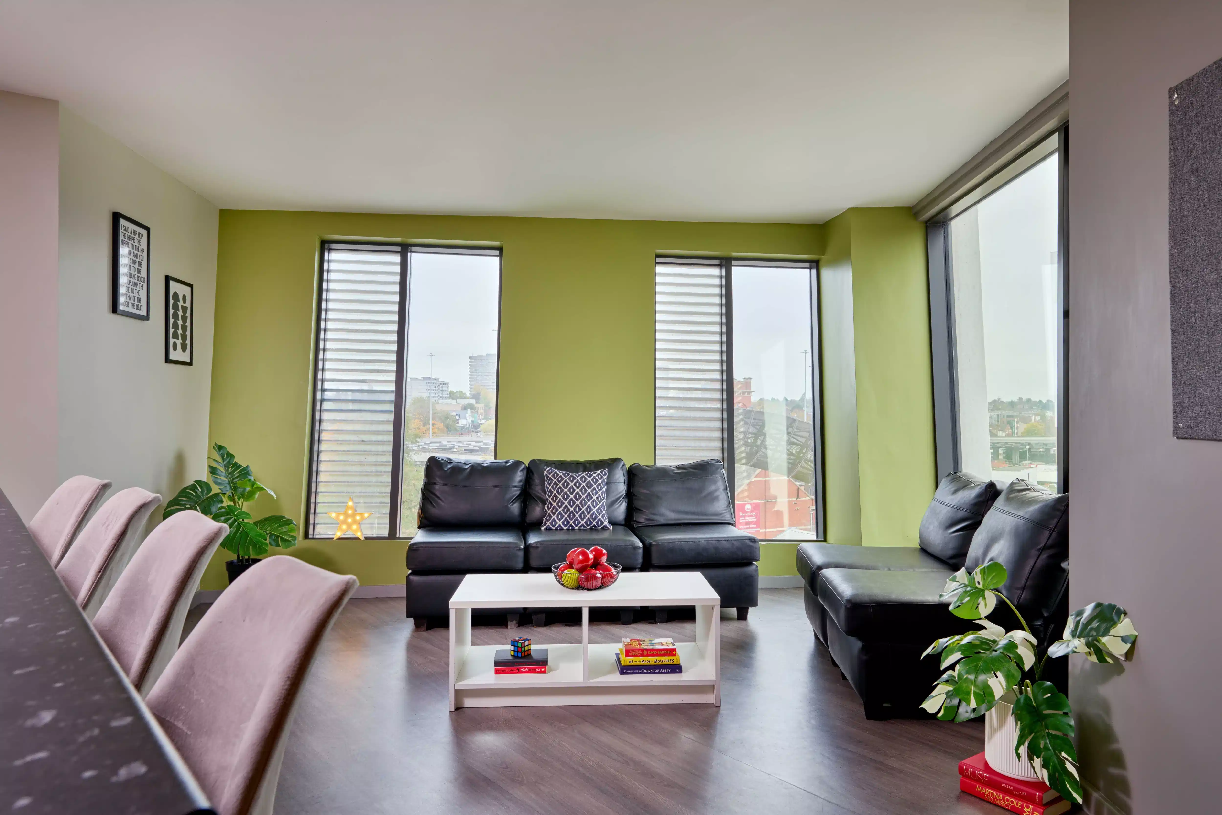 Amenities?w=400&h=260&fit=crop&q=40&auto=format&trim=auto