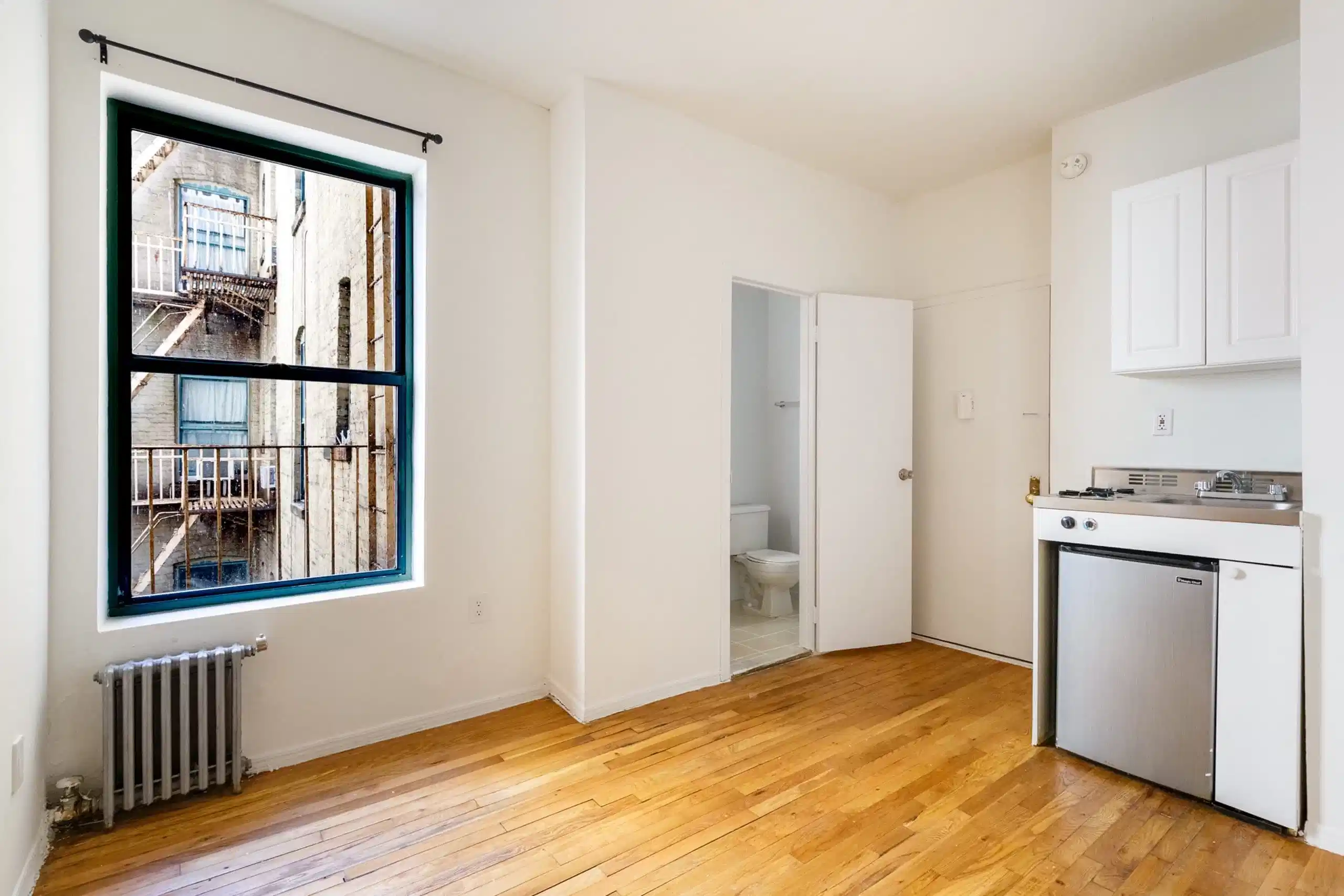 Bathroom?w=400&h=260&fit=crop&q=40&auto=format&trim=auto