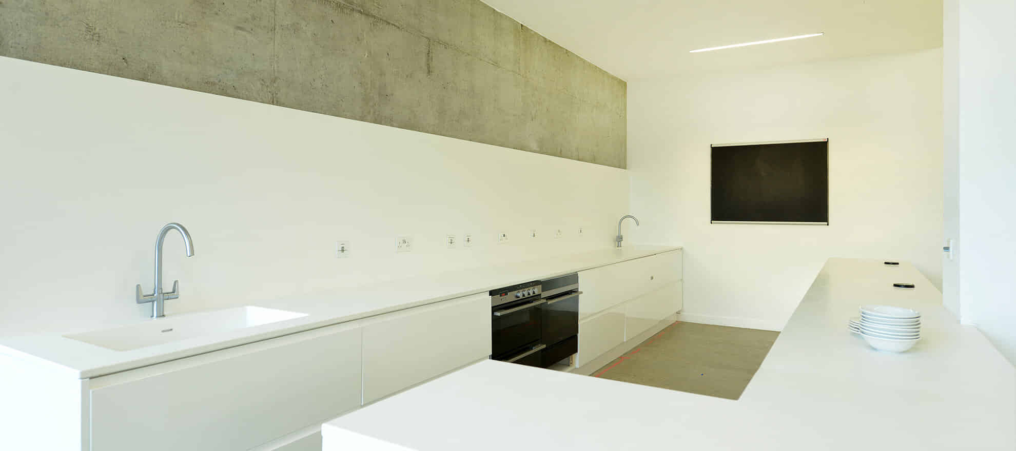 Bathroom?w=400&h=260&fit=crop&q=40&auto=format&trim=auto