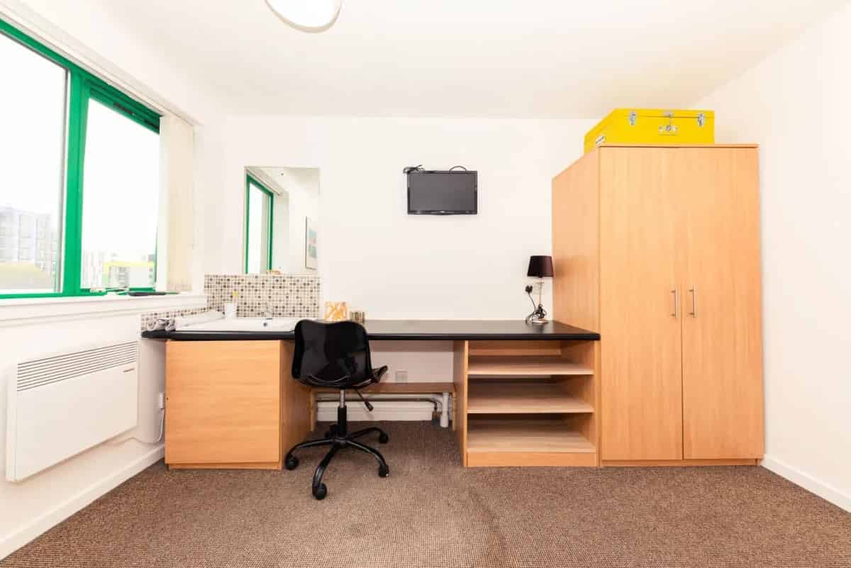 Common Area?w=400&h=260&fit=crop&q=40&auto=format&trim=auto