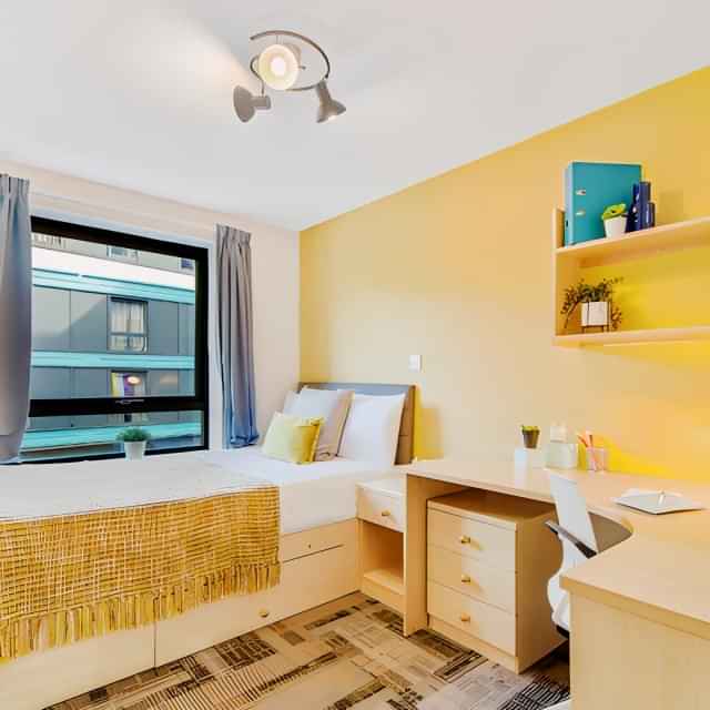 Bathroom?w=400&h=260&fit=crop&q=40&auto=format&trim=auto