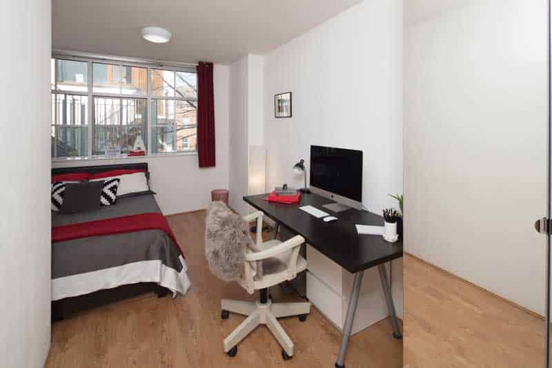 Room?w=400&h=260&fit=crop&q=40&auto=format&trim=auto