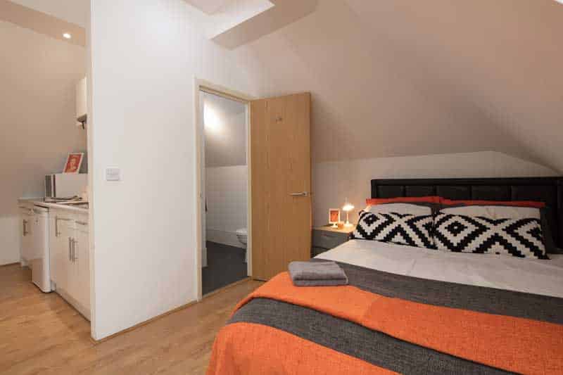 Room?w=400&h=260&fit=crop&q=40&auto=format&trim=auto