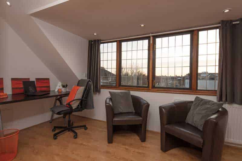 Room?w=400&h=260&fit=crop&q=40&auto=format&trim=auto