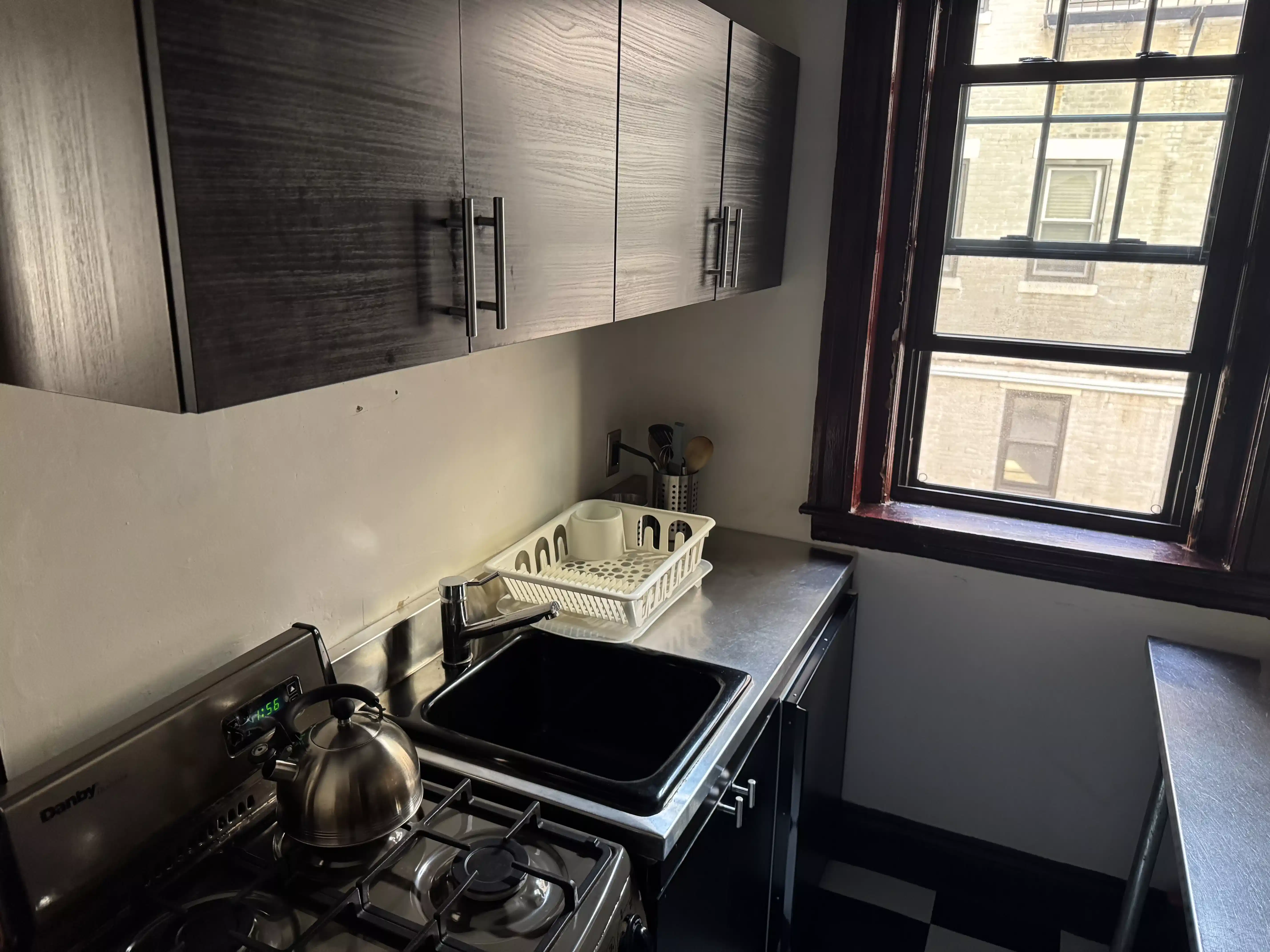 Room?w=400&h=260&fit=crop&q=40&auto=format&trim=auto