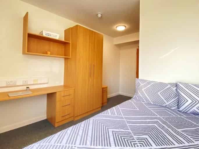 Bedroom?w=400&h=260&fit=crop&q=40&auto=format&trim=auto