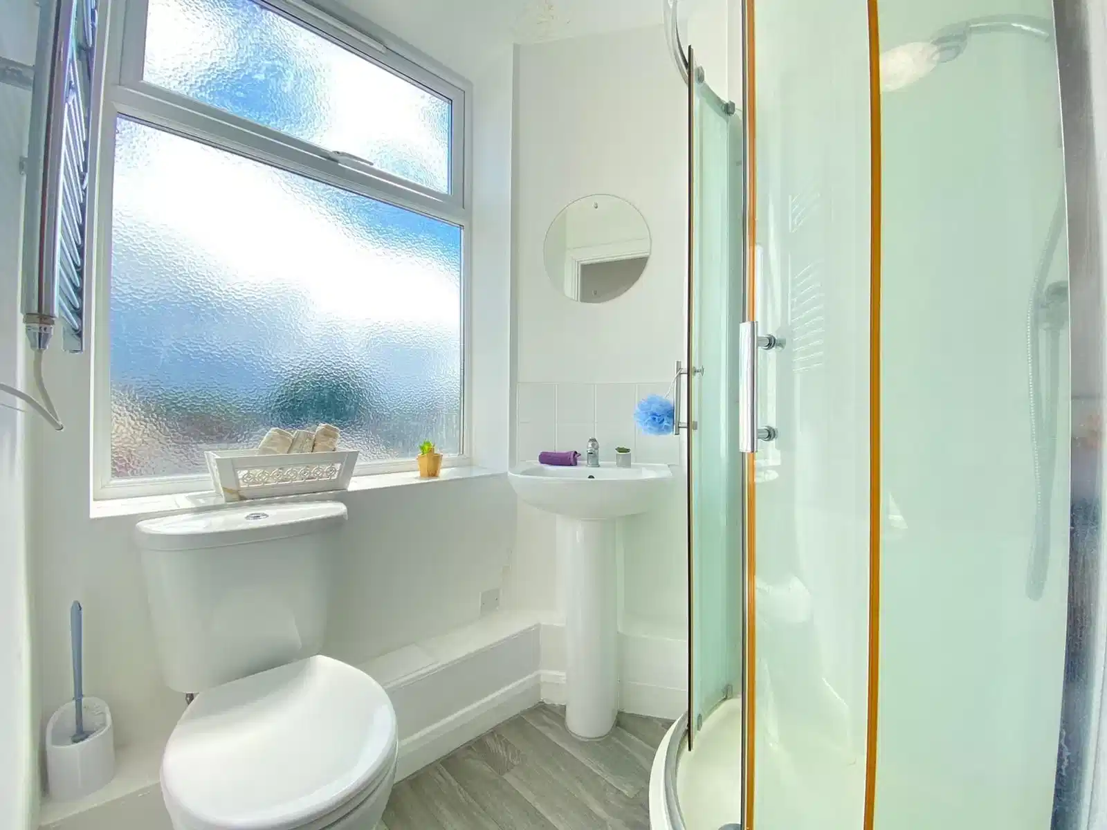 Amenities?w=400&h=260&fit=crop&q=40&auto=format&trim=auto