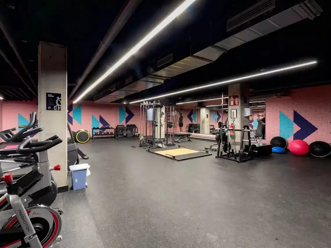 Common Area?w=400&h=260&fit=crop&q=40&auto=format&trim=auto