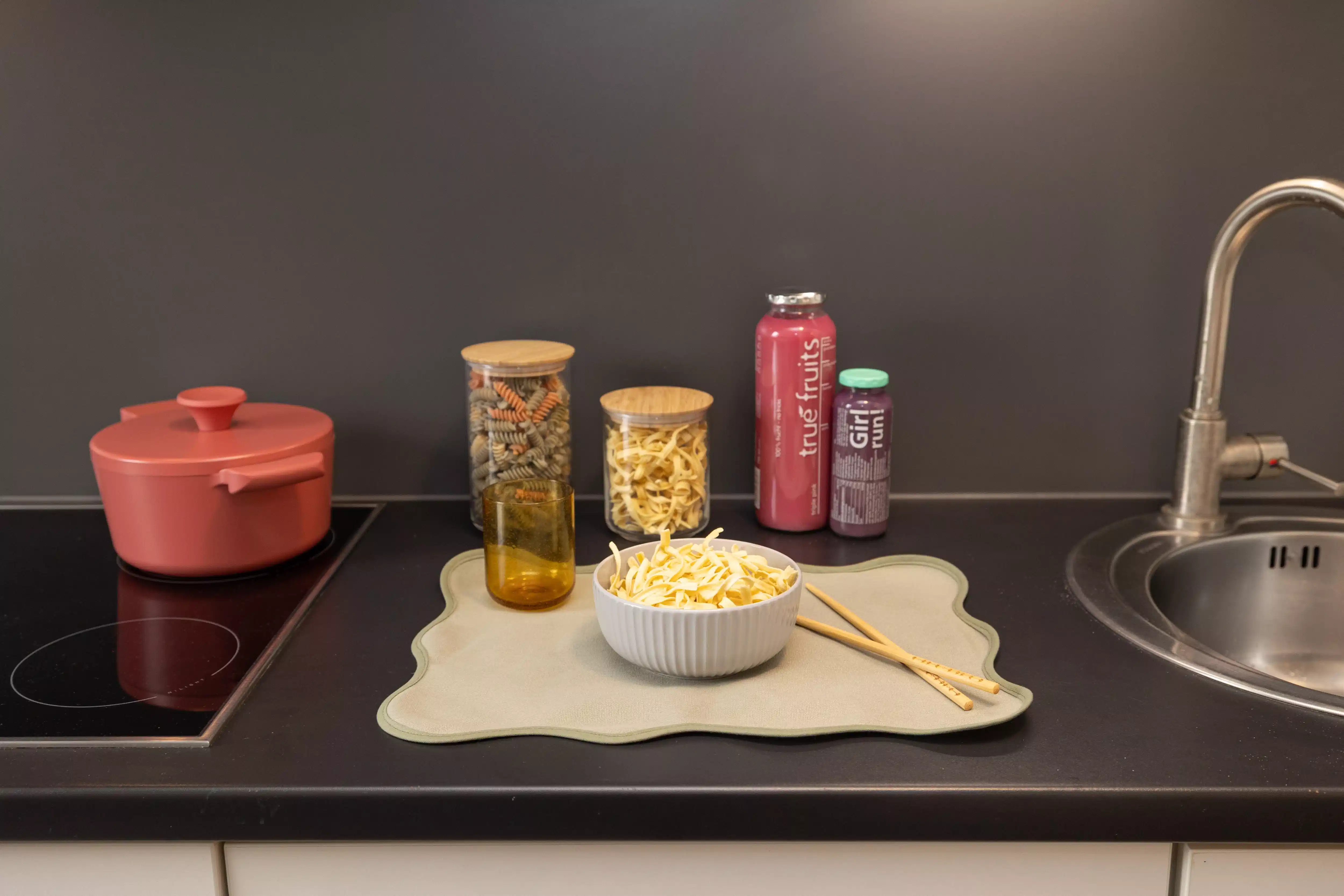 Kitchen?w=400&h=260&fit=crop&q=40&auto=format&trim=auto