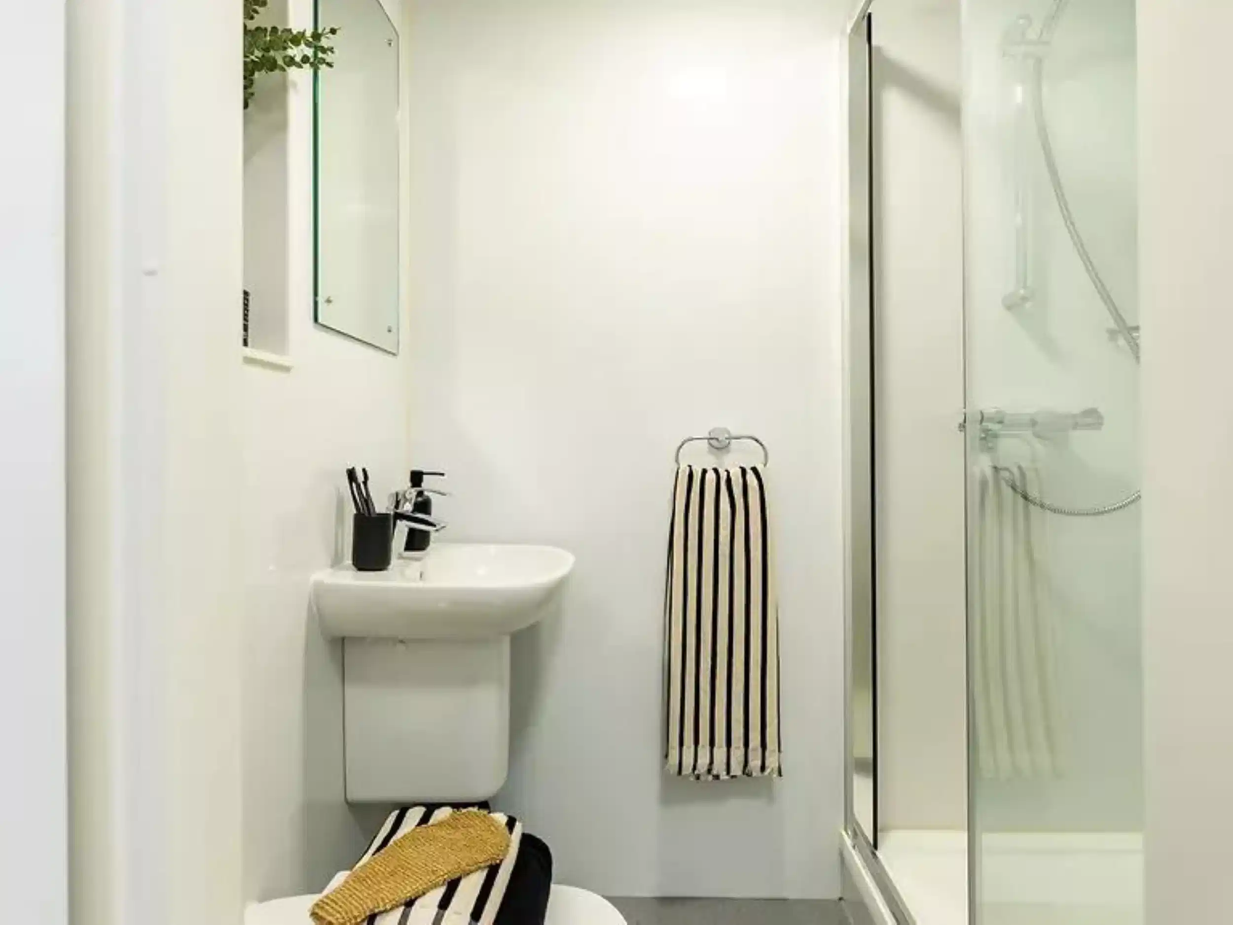 Exterior?w=400&h=260&fit=crop&q=40&auto=format&trim=auto