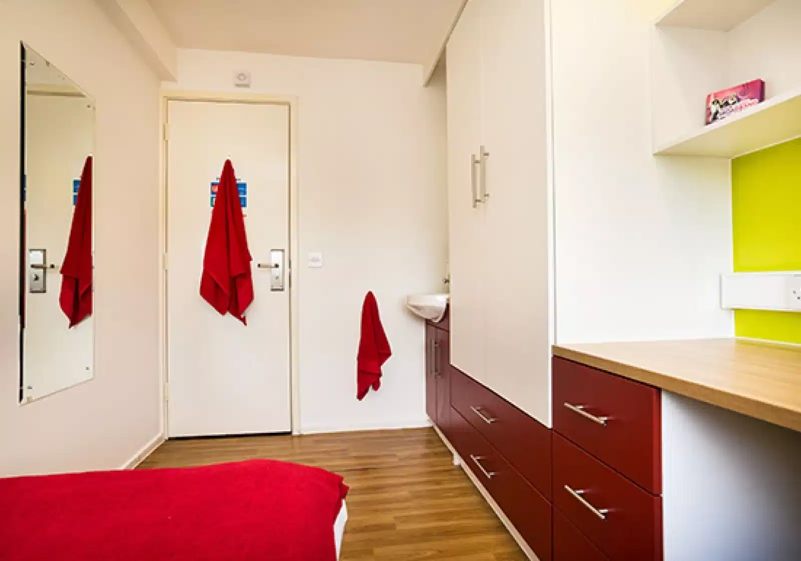 Exterior?w=400&h=260&fit=crop&q=40&auto=format&trim=auto