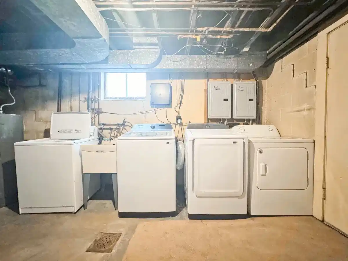 Exterior?w=400&h=260&fit=crop&q=40&auto=format&trim=auto