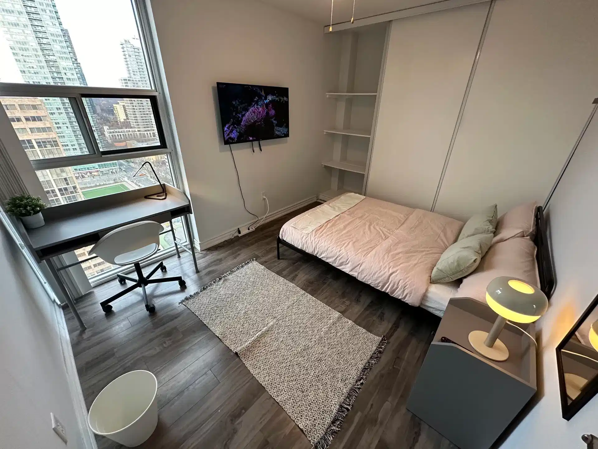 Exterior?w=400&h=260&fit=crop&q=40&auto=format&trim=auto