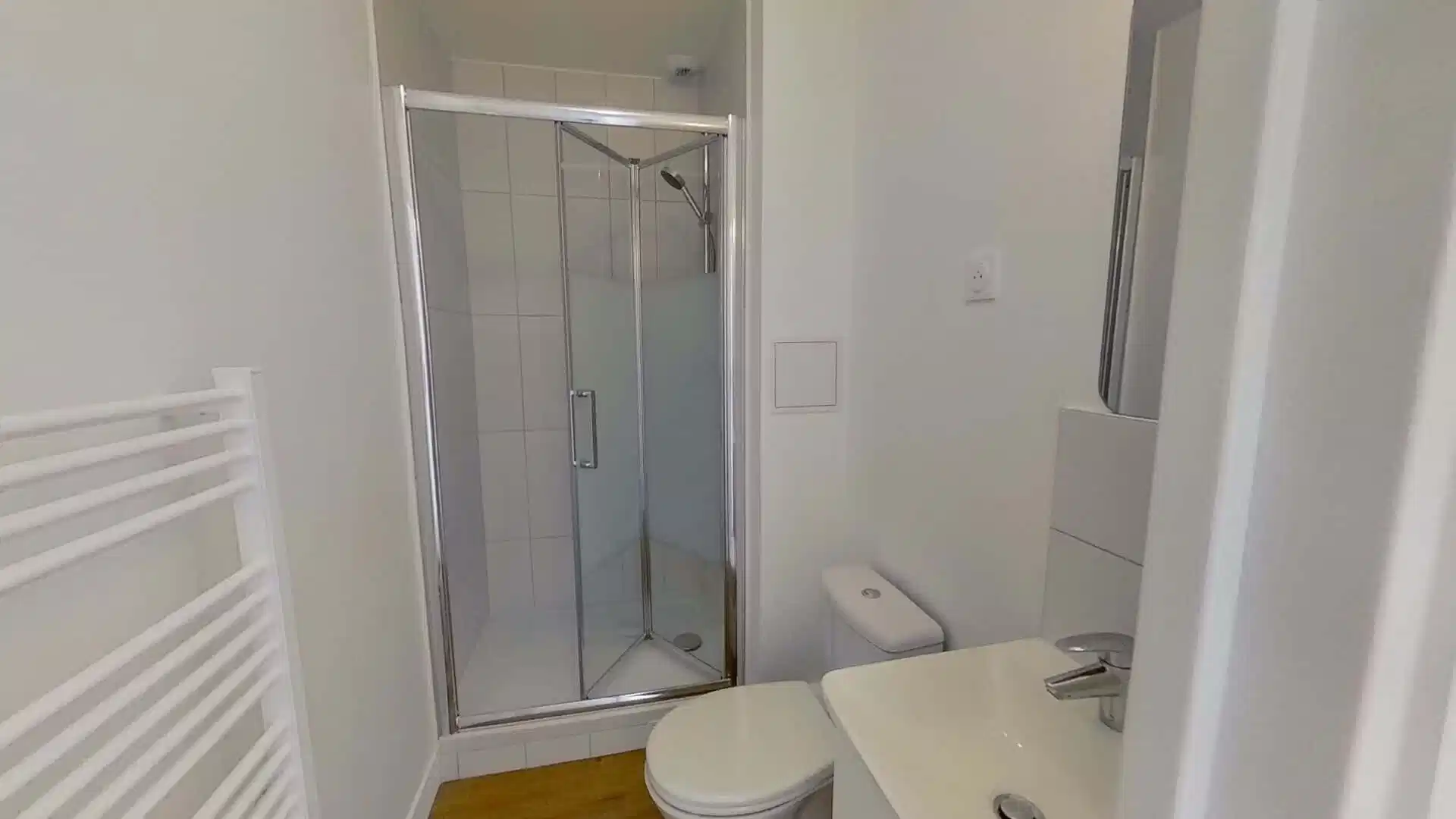 Common Area?w=400&h=260&fit=crop&q=40&auto=format&trim=auto