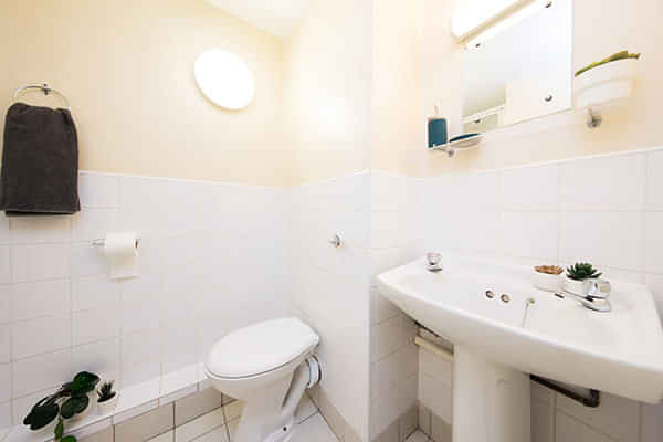 Exterior?w=400&h=260&fit=crop&q=40&auto=format&trim=auto