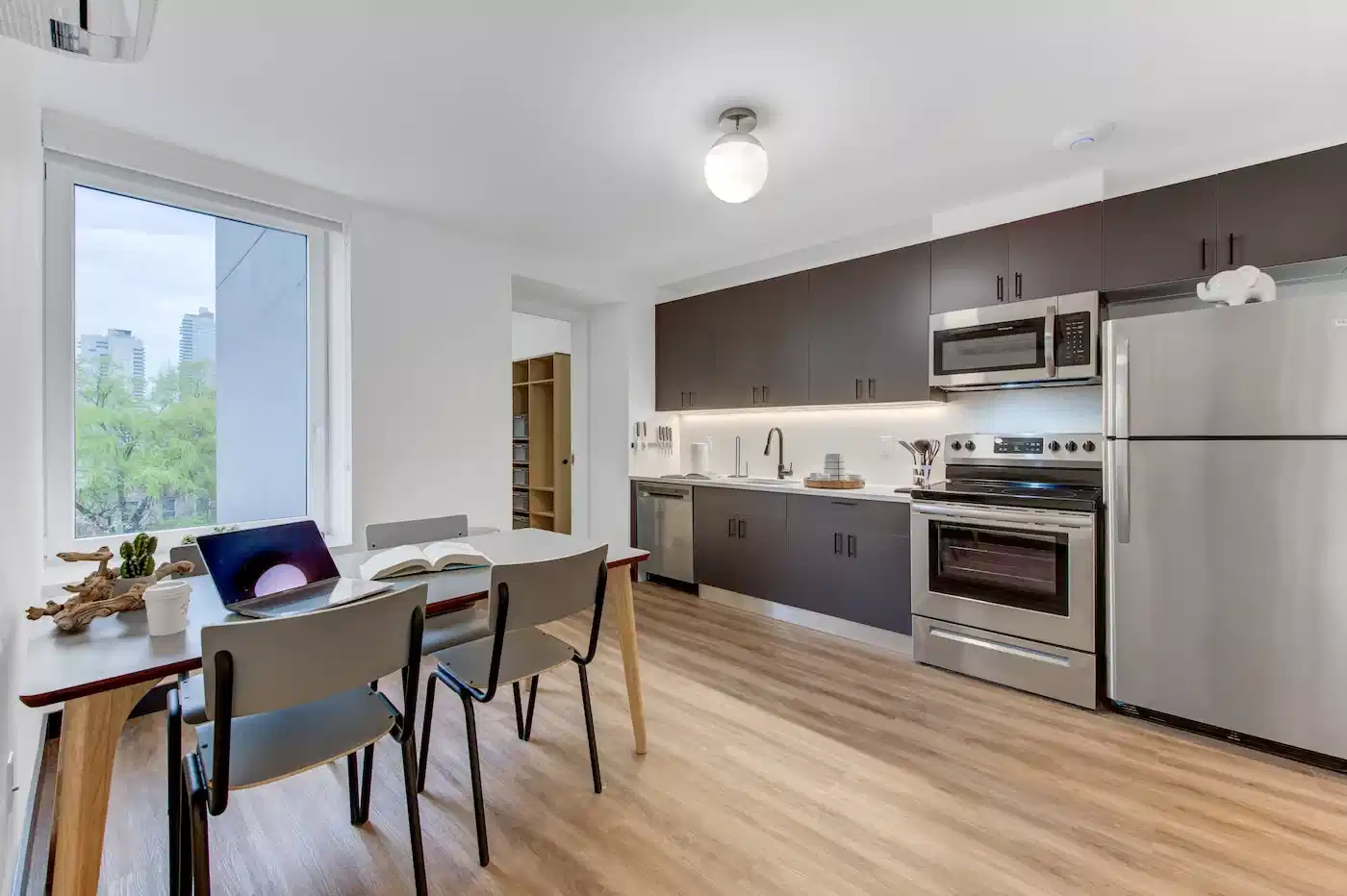 Common Area?w=400&h=260&fit=crop&q=40&auto=format&trim=auto