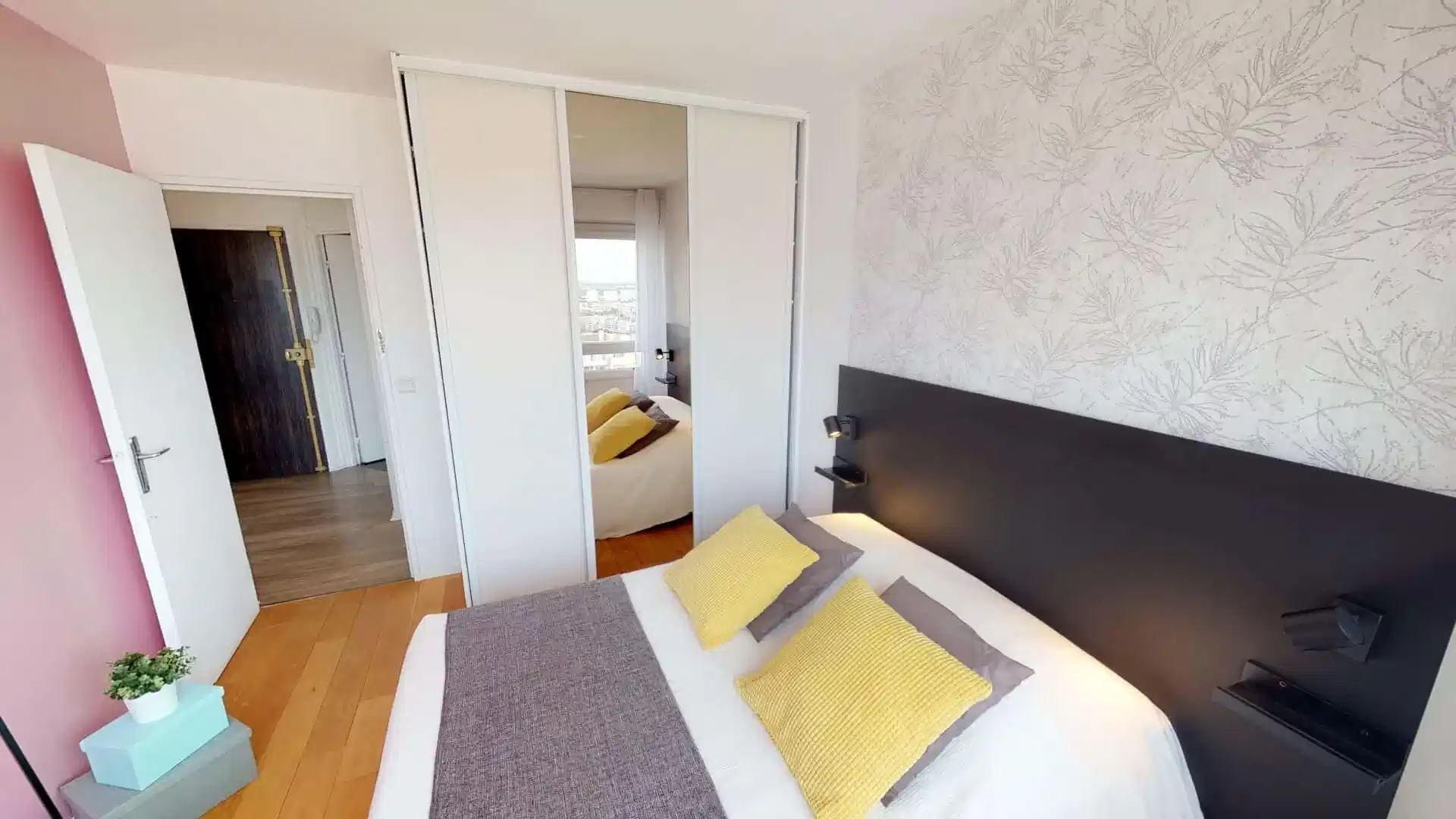 Common Area?w=400&h=260&fit=crop&q=40&auto=format&trim=auto