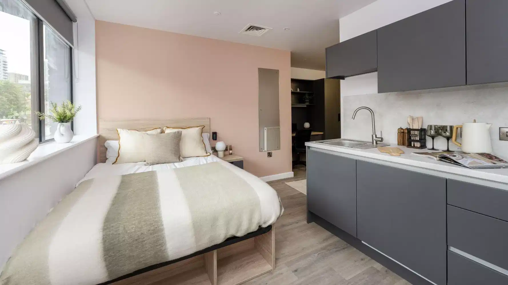 Bedroom?w=400&h=260&fit=crop&q=40&auto=format&trim=auto