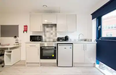 Bathroom?w=400&h=260&fit=crop&q=40&auto=format&trim=auto